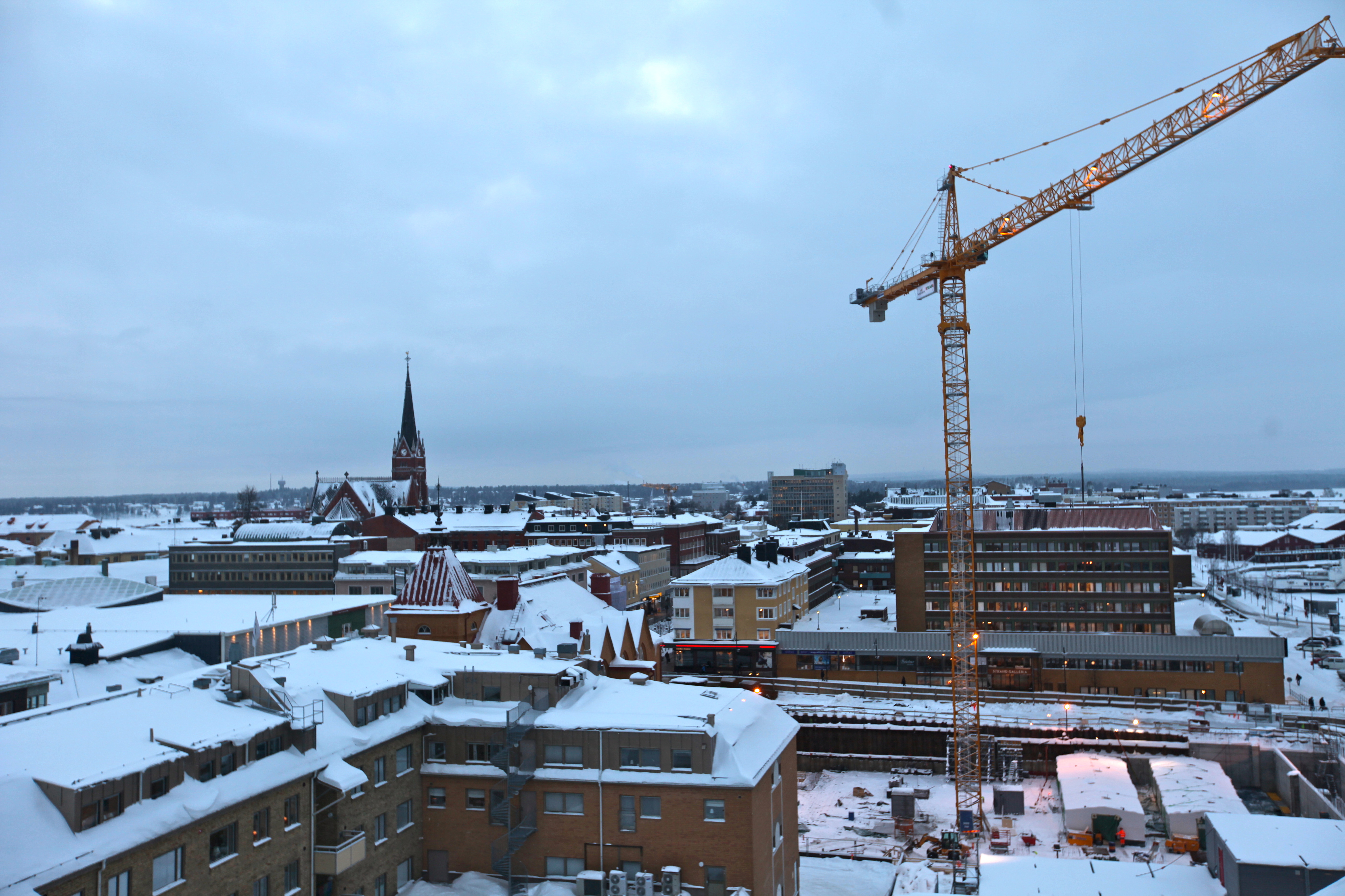 Bild över Luleå med byggkran