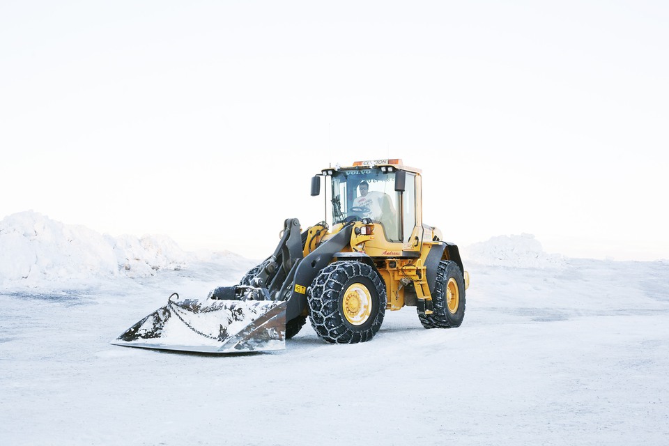 Traktor vid snötipp