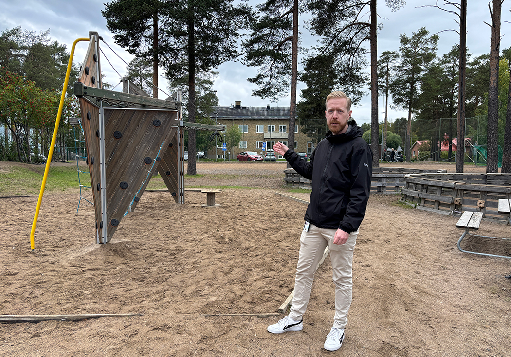 John Stefansson från Luleå kommun på skolgården