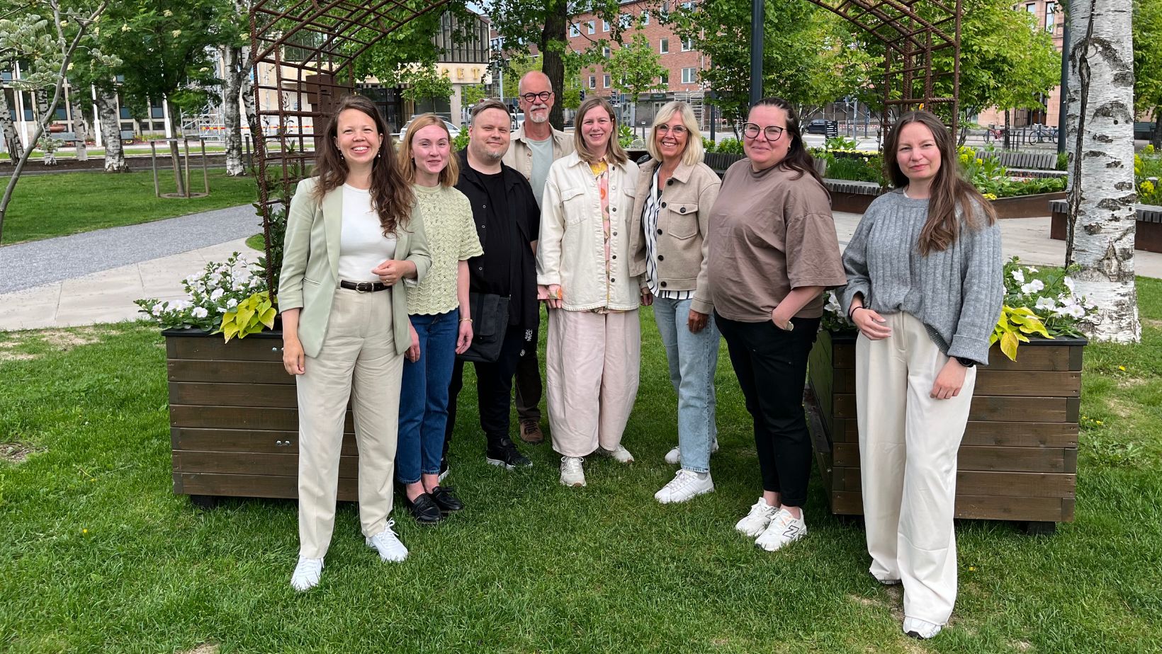 En gruppbild utomhus