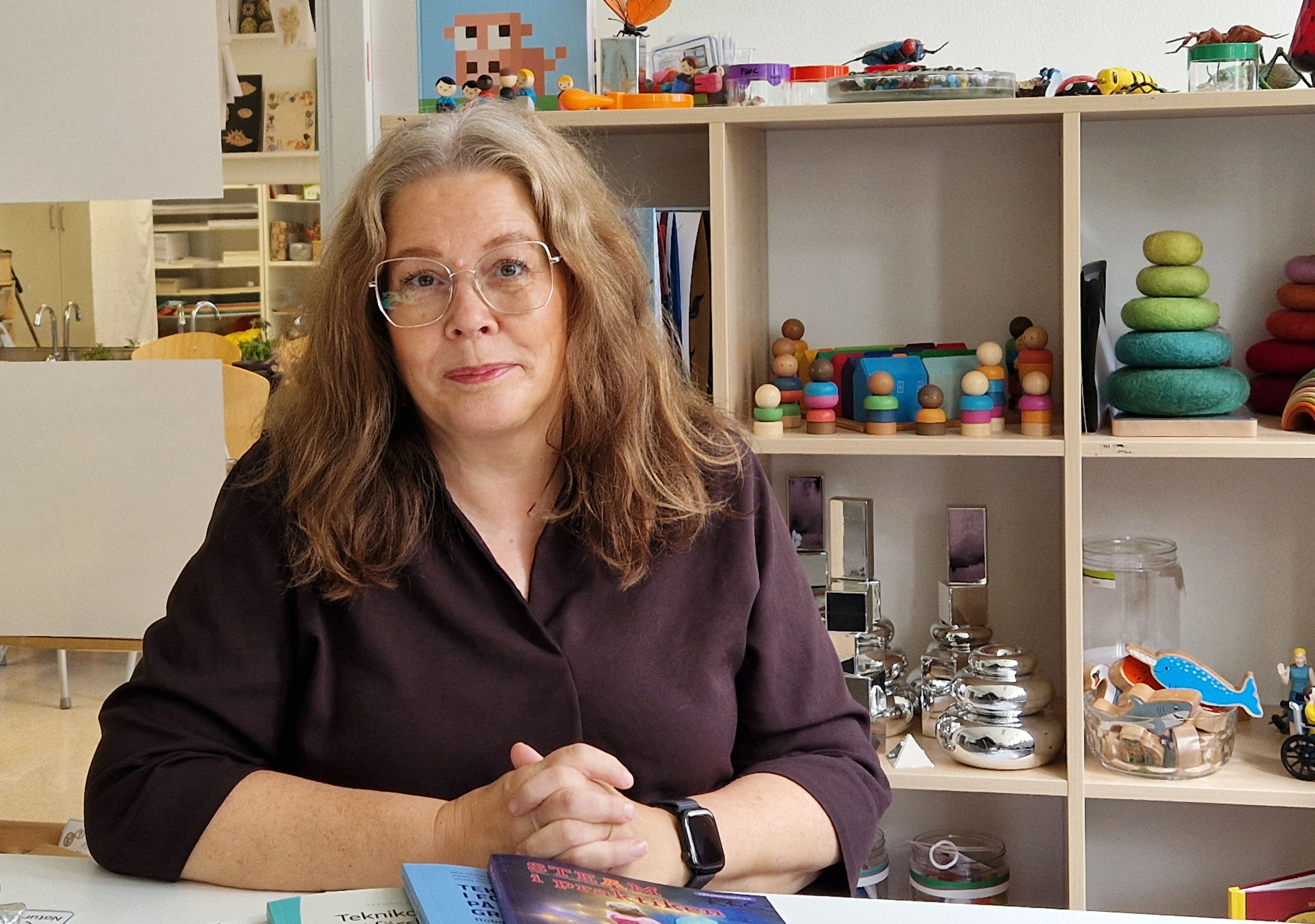 Åsa Larsson sitter vid ett bord.