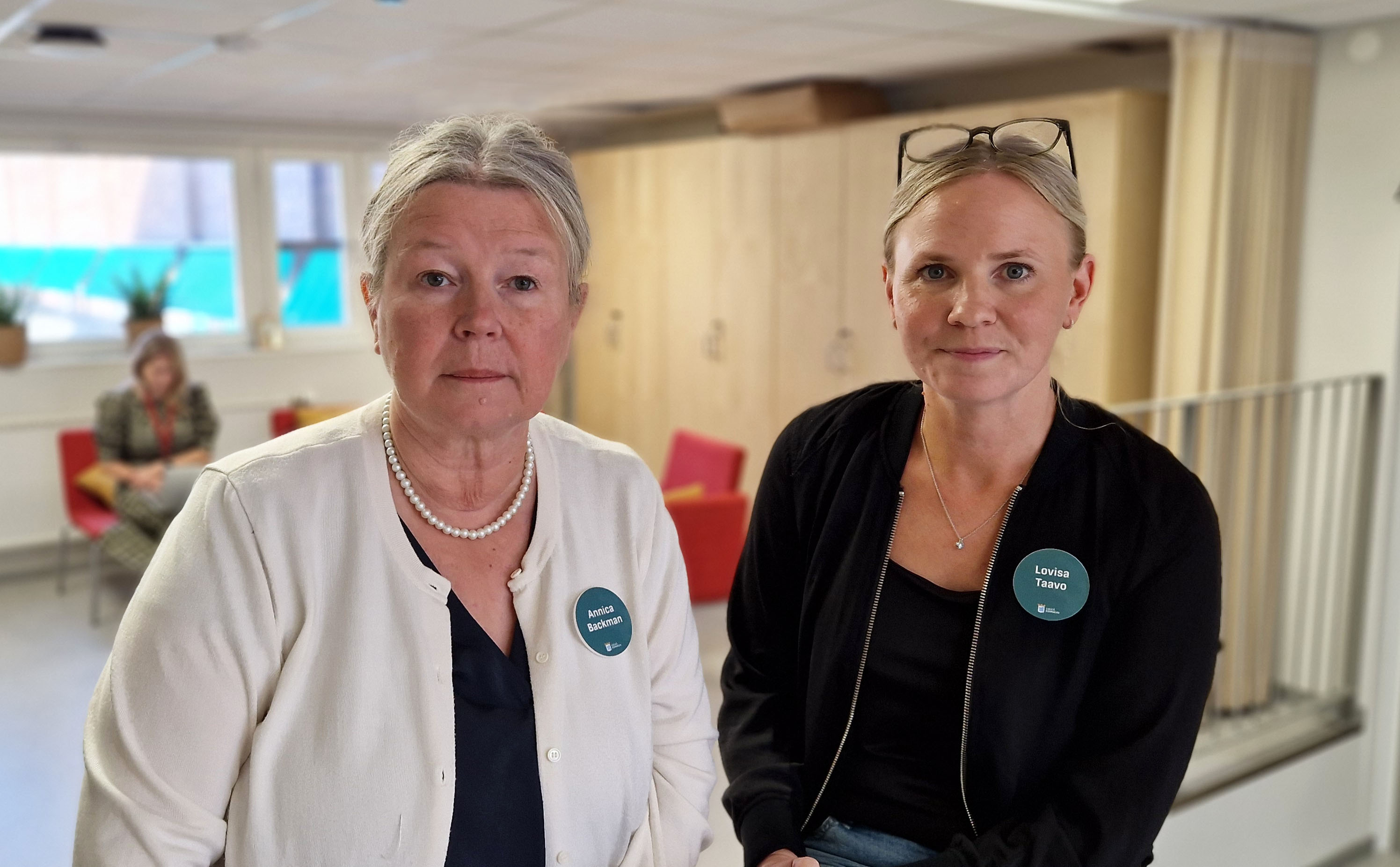 Annica Backman och Lovisa Taavo i kontorsmiljö.