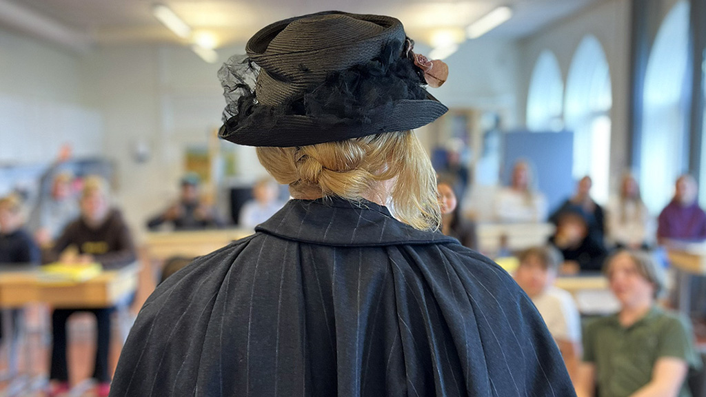 Mellanstadieeleleverna fick besök från en lärarinna från 1901.