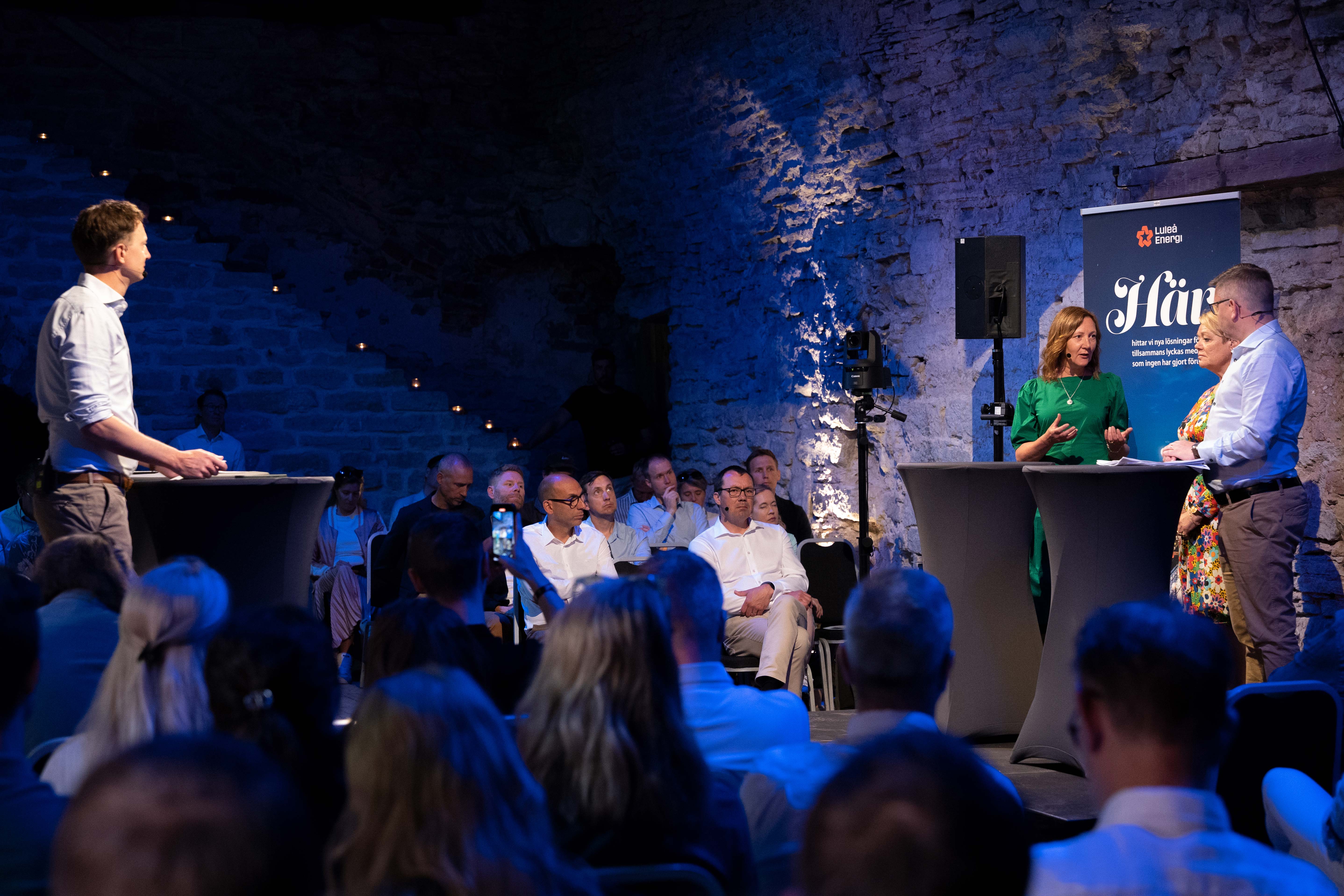 Malin Larsson, vd för Luleå Energi, på scen i Almedalen. 