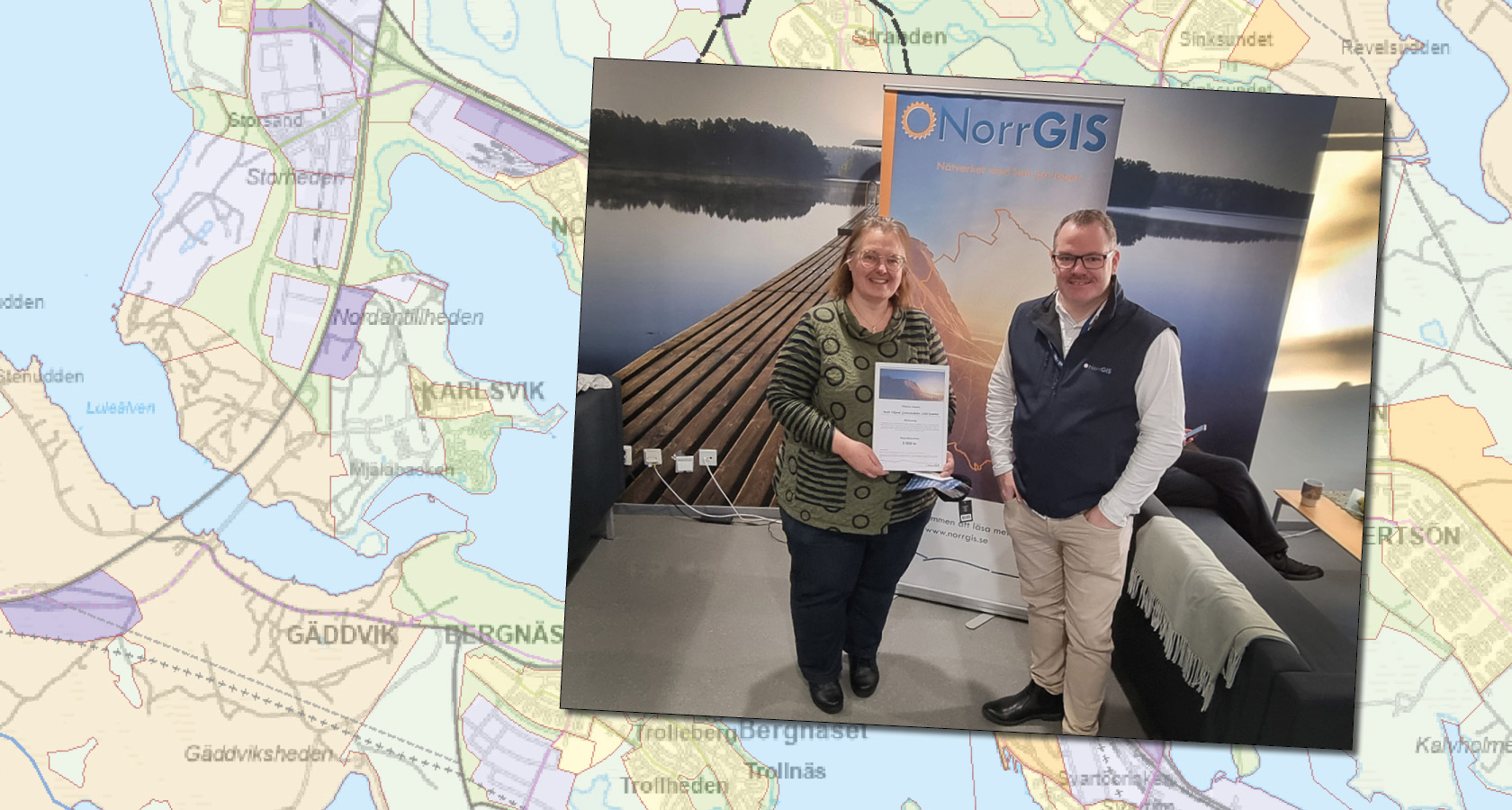 Bilden är ett collage. Ett foto när äraren får sitt pris och Luleå kommuns digitala översiktskarta.