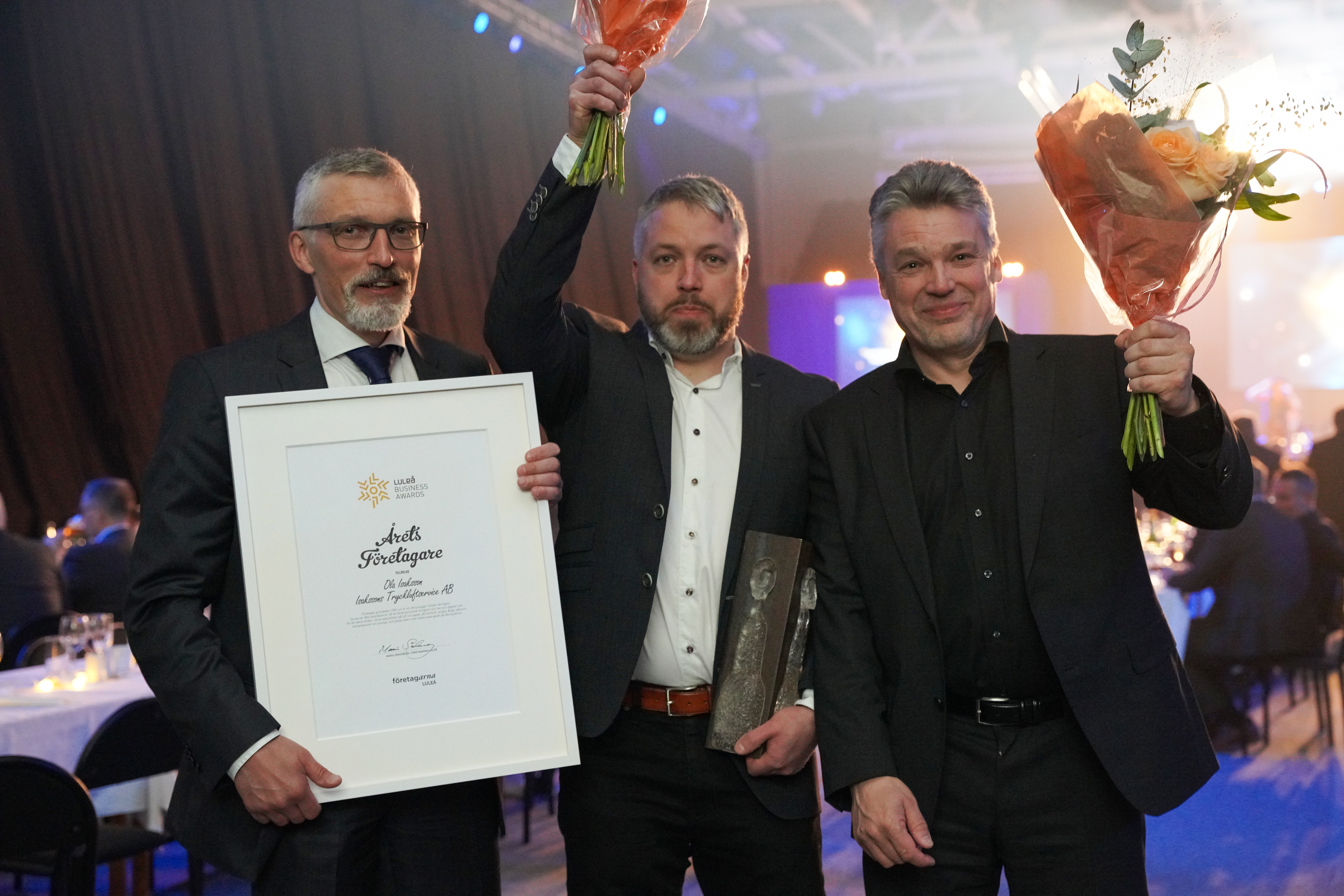 tre män med ett pris