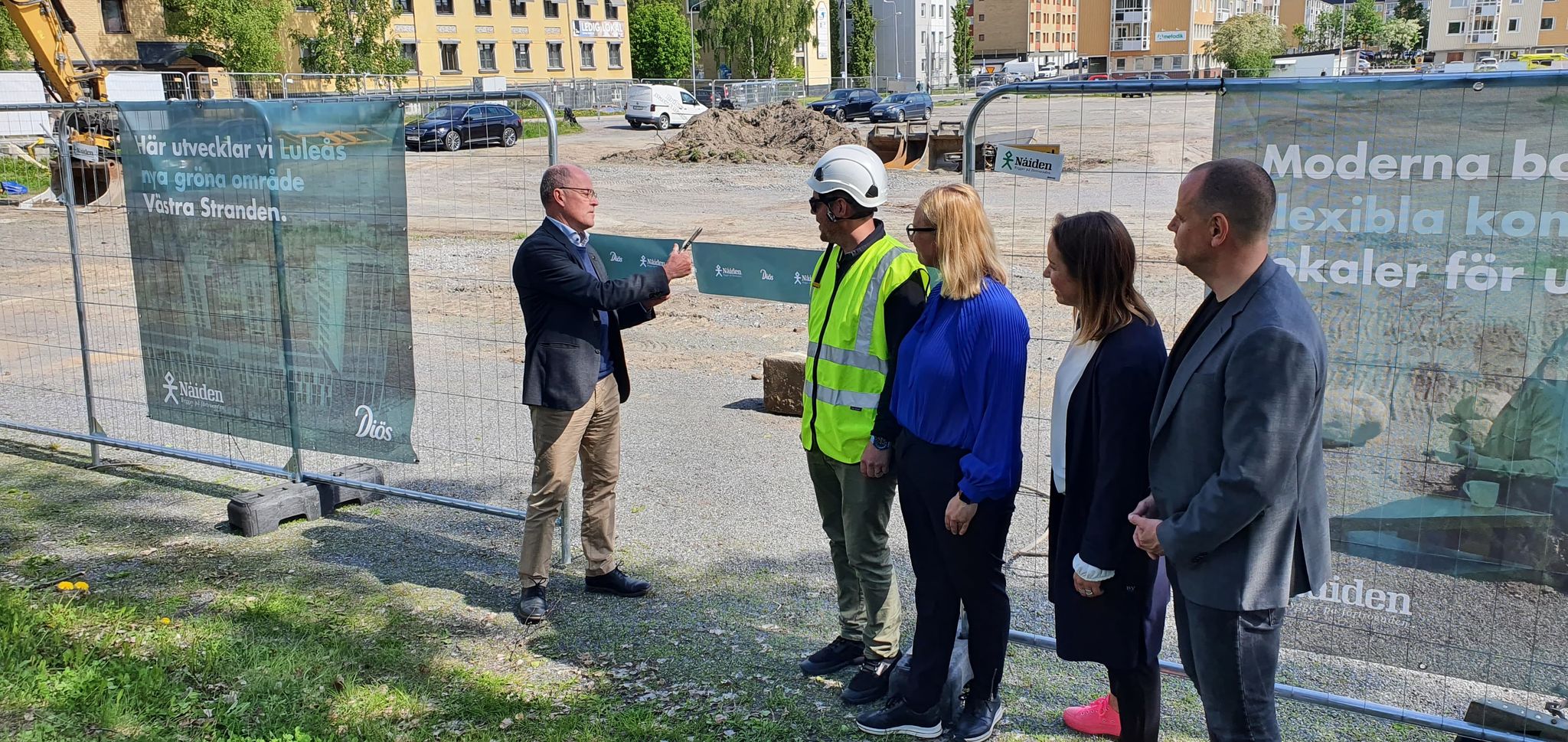 Diös vd Knut Rost klipper bandet och inviger bygget av Västra Stranden.