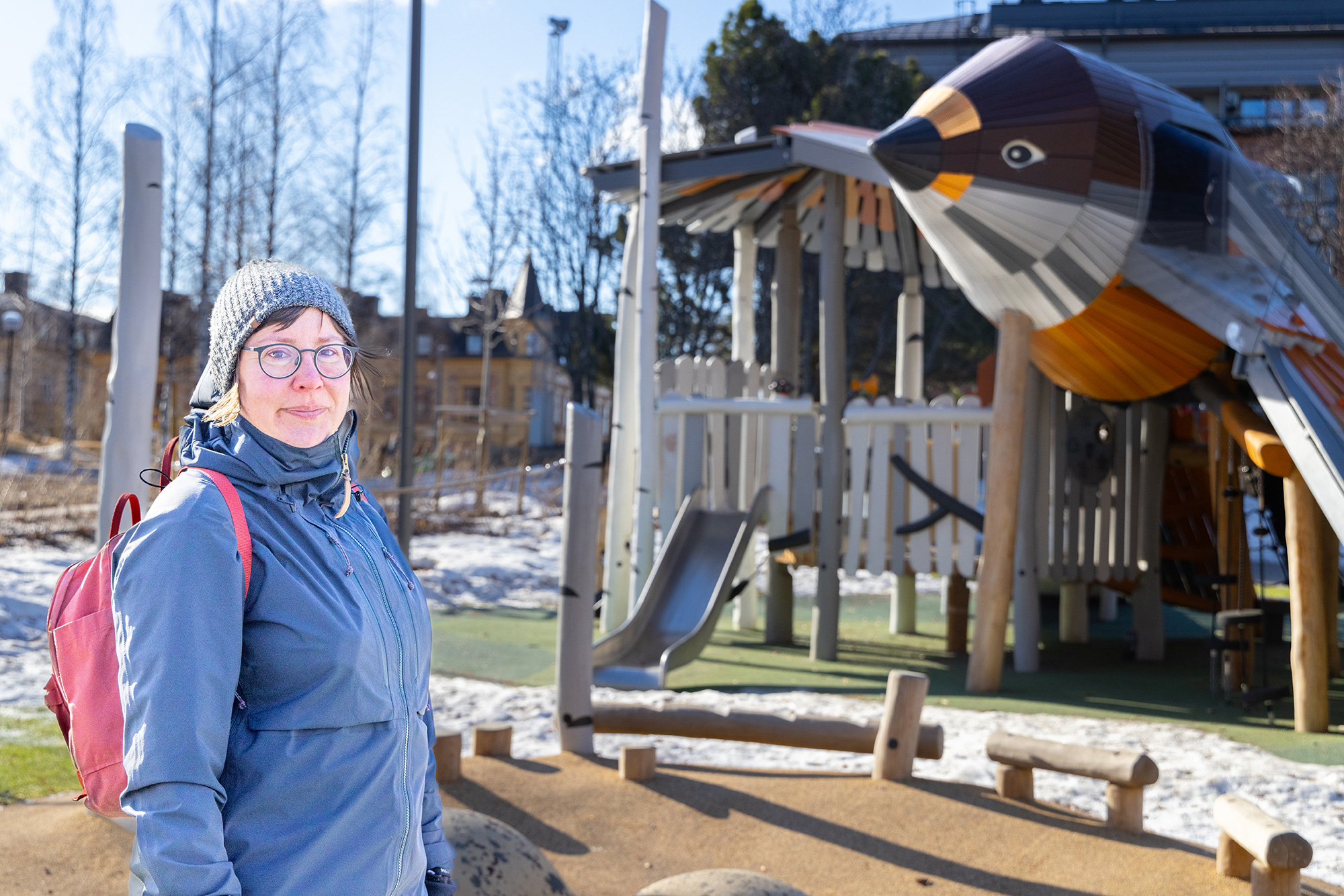 Samhällsstrategen Mia Persson framför en klätterställning i form av fågeln lavskrika