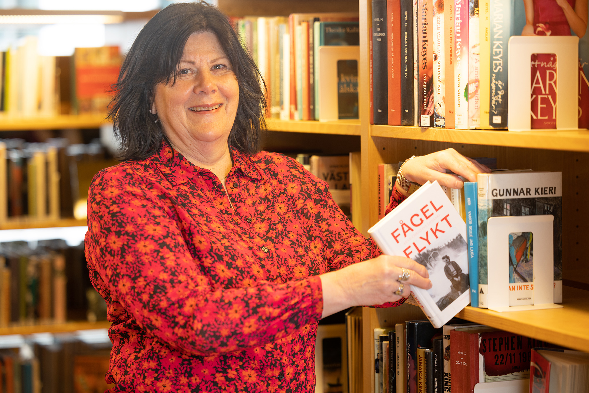 Anne-Christine Liinanki håller i sin bok Fågelflykt inne på biblioteket i Kulturens hus i Luleå