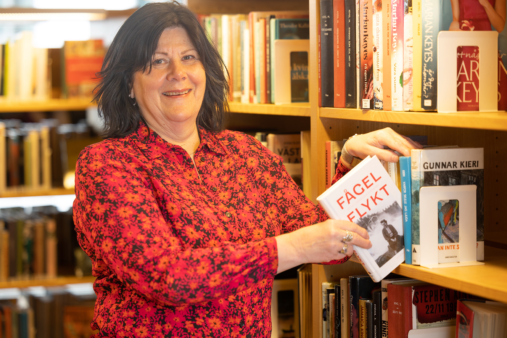 Anne-Christine Liinanki håller i sin bok Fågelflykt inne på biblioteket i Kulturens hus i Luleå