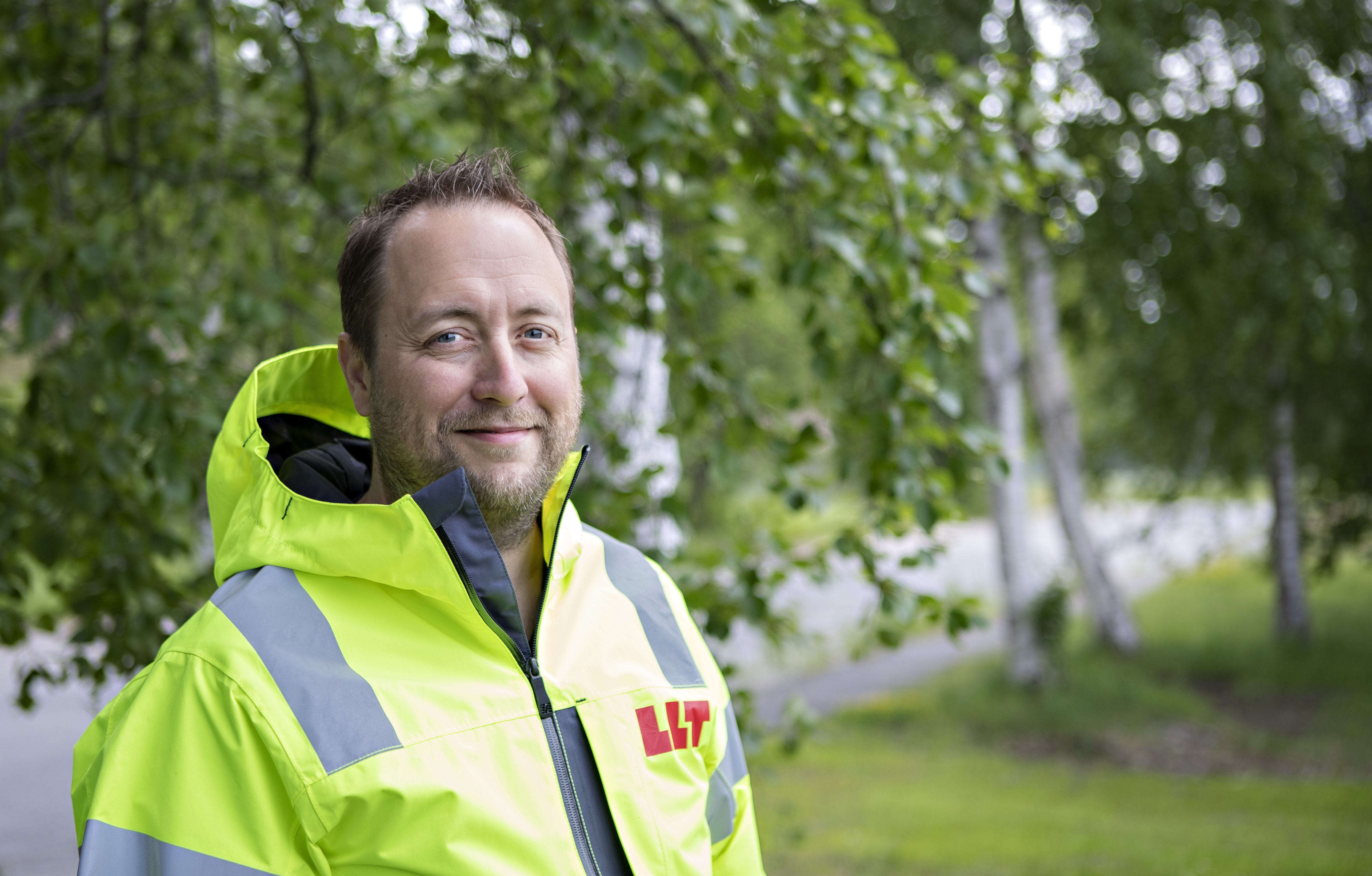 en man i gula arbetskläder