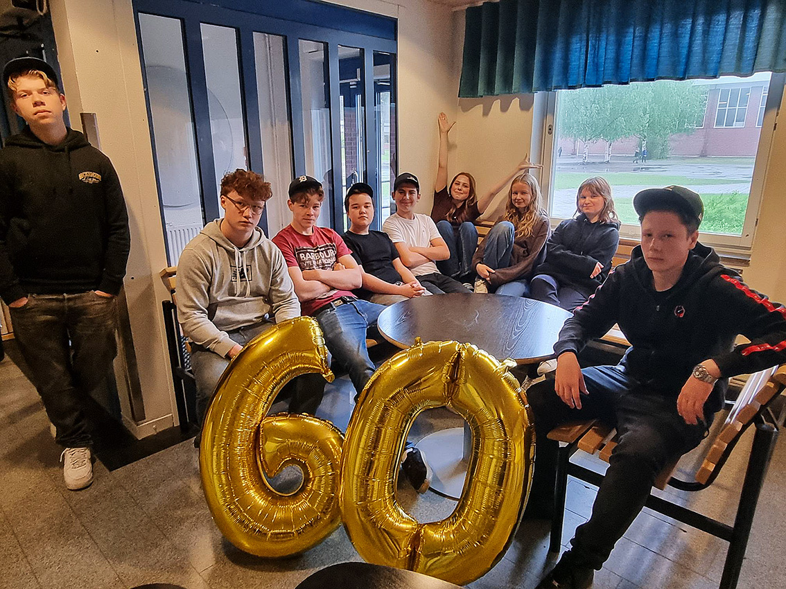 Bergskolans elever förbereder sig för att fira jubileum på skolan. 