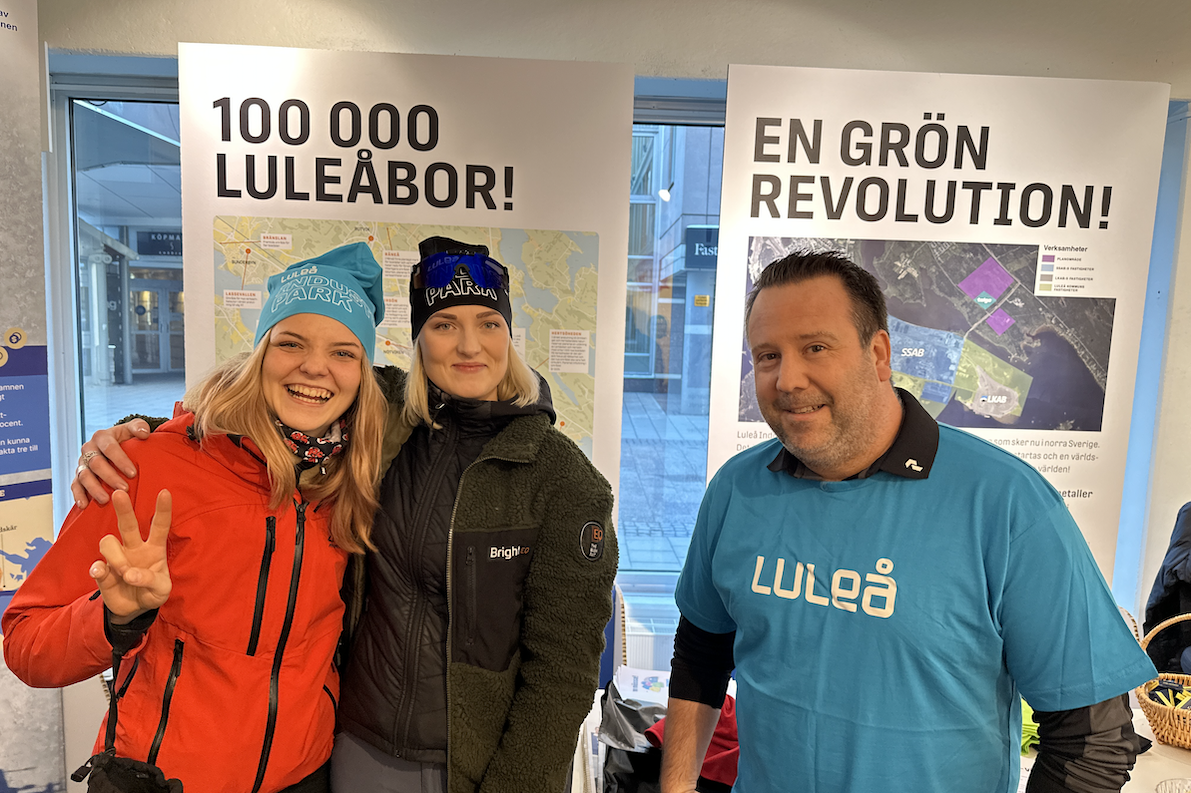 Två kvinnor och en man tittar in i kameran.