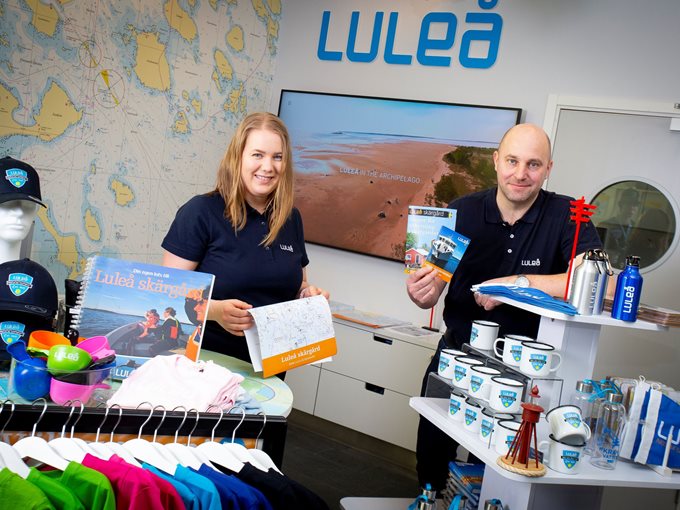Sanna Makslahti och Lars Mandahl på Luleå turistcenter ser framemot sommaren i Luleå skärgård.