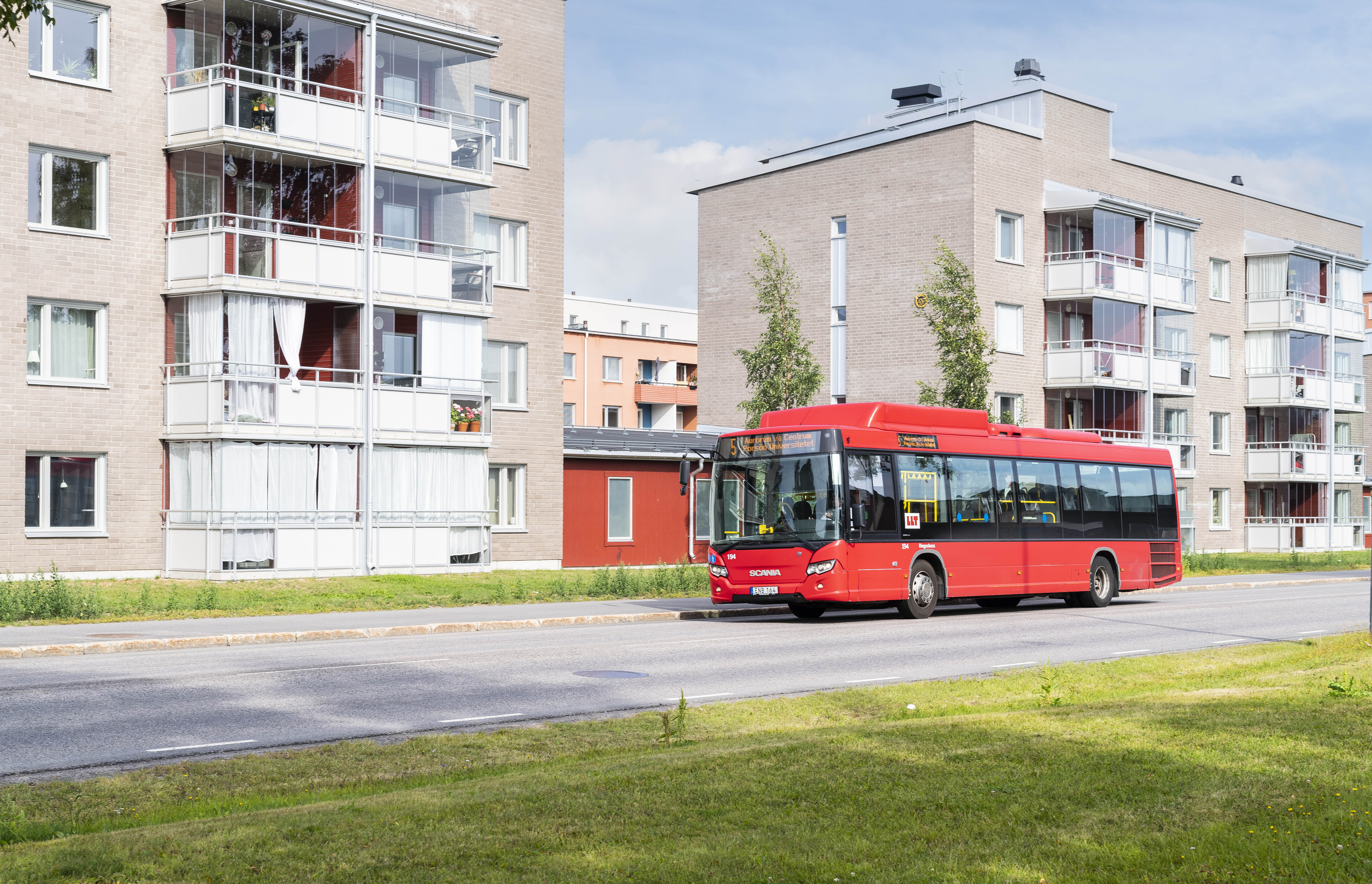 En av LLT:s biogasbussar i ett bostadsområde i Luleå. 