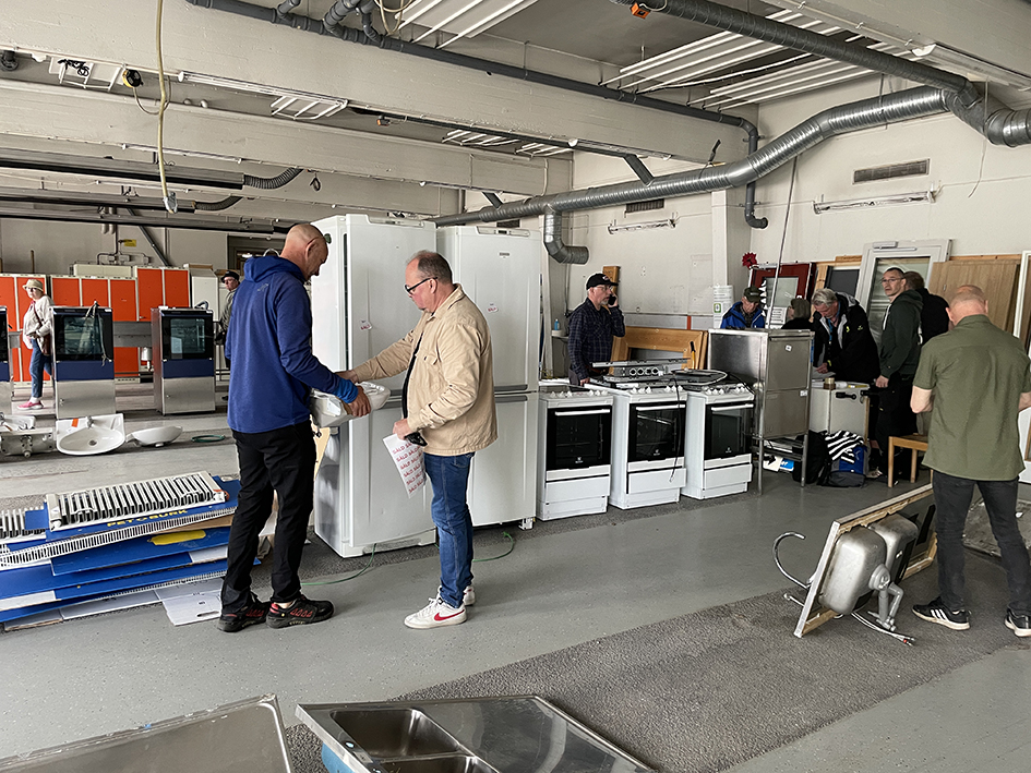 Full fart för försäljningen av begagnat byggmaterial i Luleå kommuns tillfälliga butik 13 - 15 juni