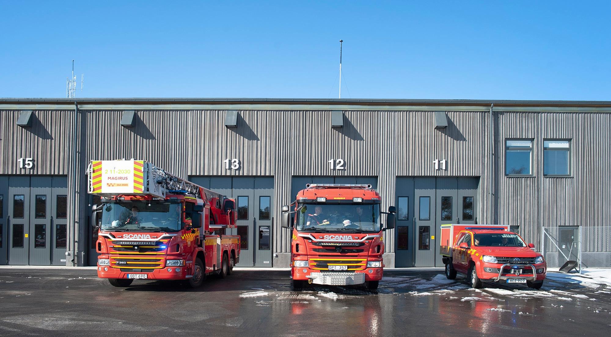 Brandbilar på plats framför garagen i Luleås nya räddningsstation.