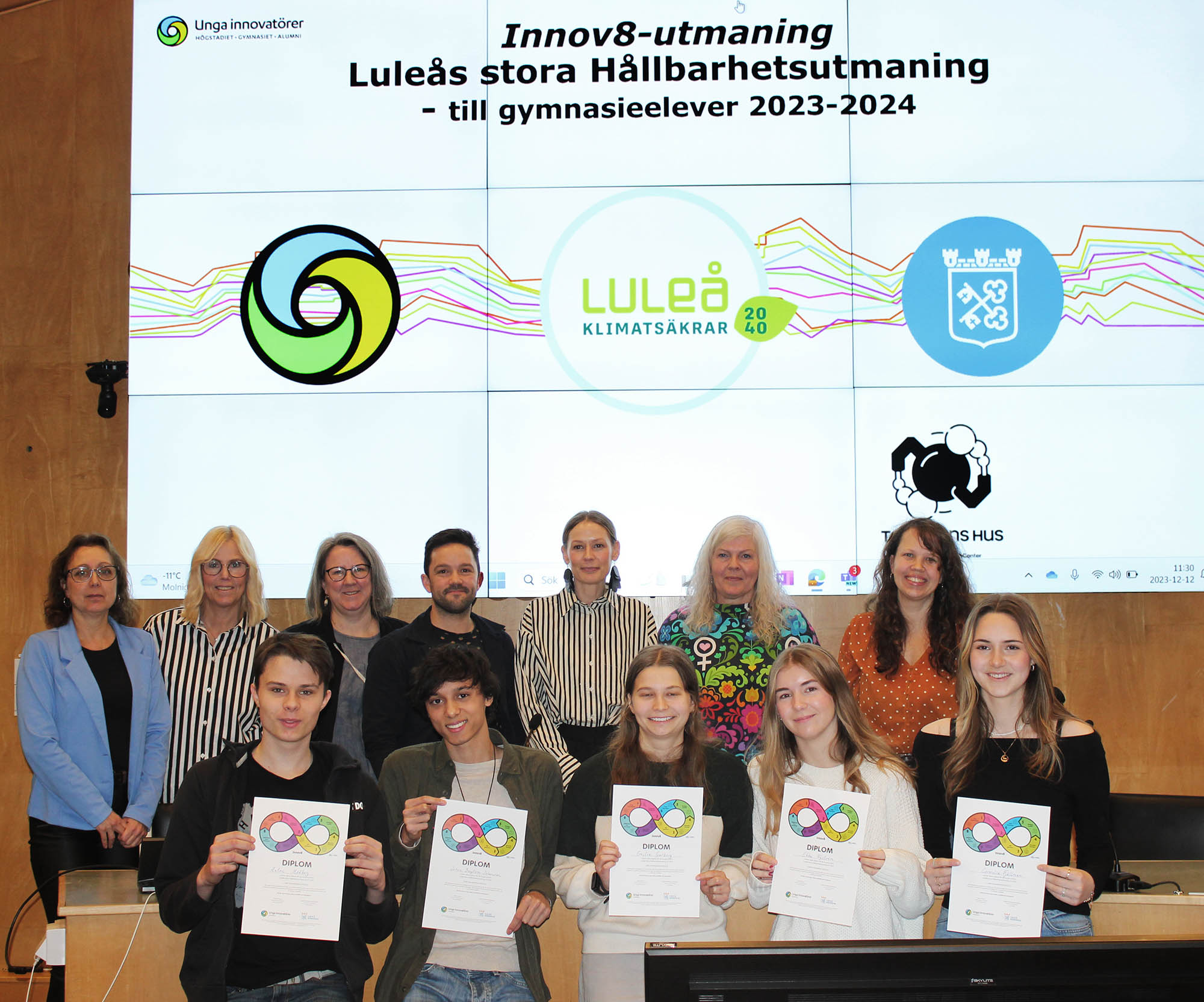 Övre raden i bild är medlemmar i panelen och undre raden är gymnasieelever som presenterade sina lösningar på Luleå kommuns hållbarhetsutmaning hösten 2023. Eleverna heter från vänster Anton Hedberg, Johan Johansson Bengtsson, Emilia Garberg, Ebba Nyström och Cornelia Fjällman.