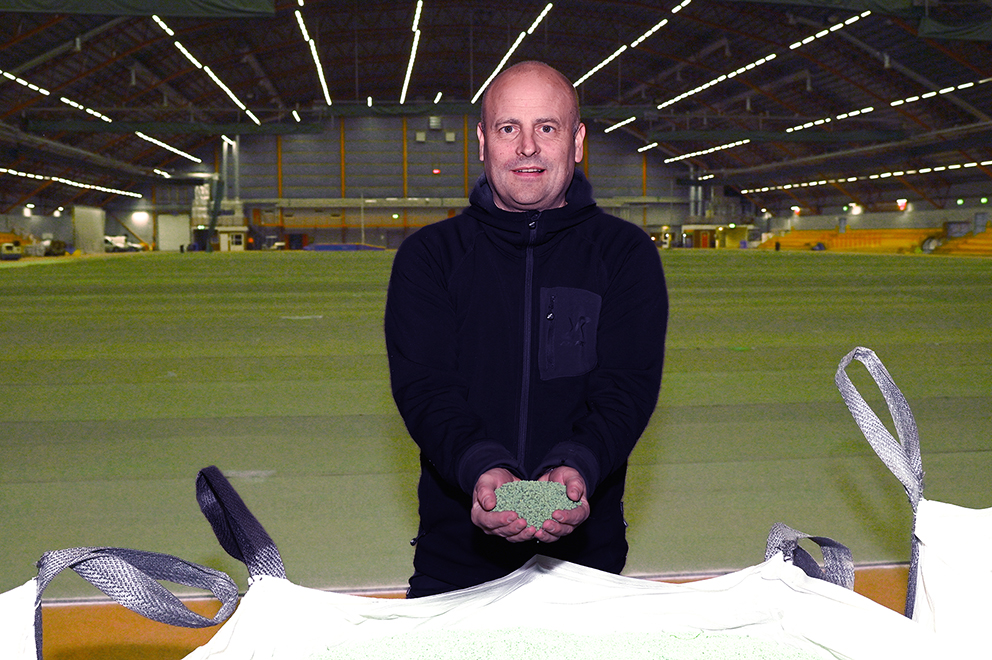Granulaten som ska ner i mattan återbrukas från den förra konstgräsmattan.