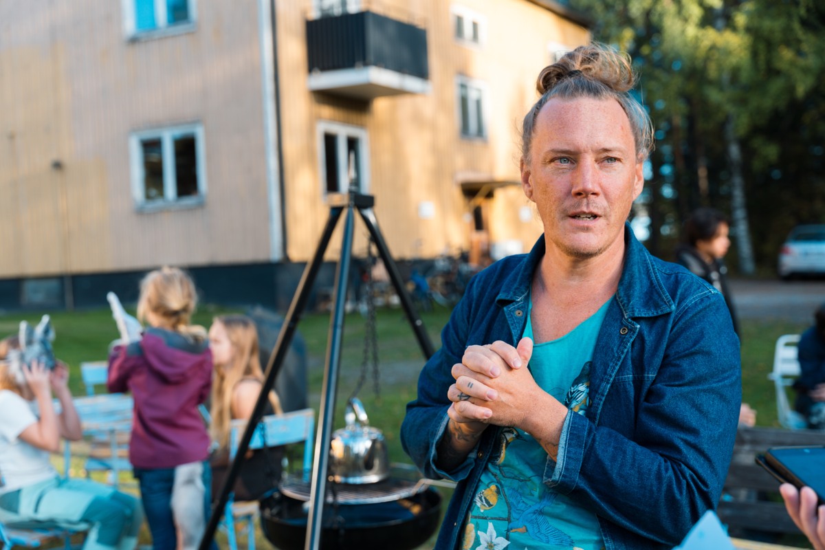 Gården fungerar som ett gemensamt vardagsrum berättar David Jordansson i bygg- och bogemenskapen Järnet i Svartöstaden.