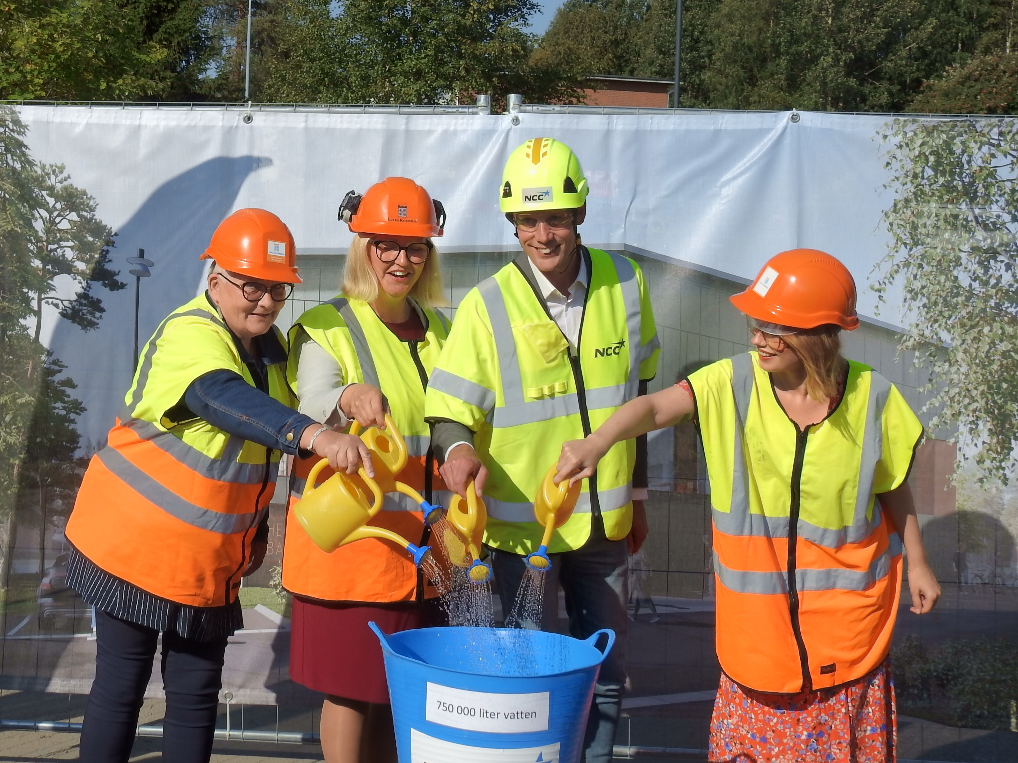 Bild när stadsbyggnadsnämndens ordförande Anja Johansson, Luleås kommunalråd Carina Sammeli, projektutvecklare David Jonsson från NCC och Emmeli Nybom, ordförande i kultur- och fritidsnämnden fyller den symboliska bassängen.