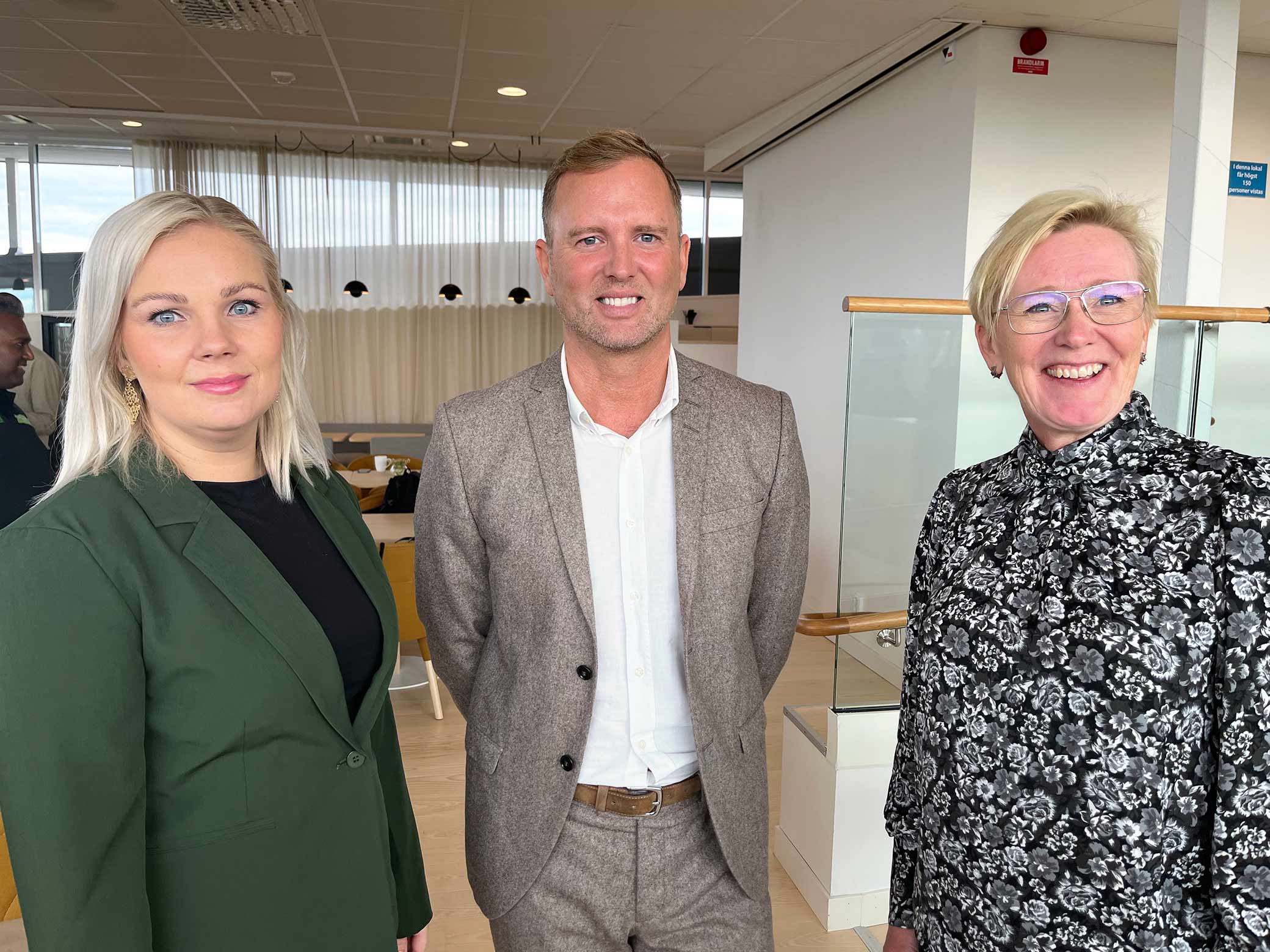 Erika Kers, upphandlare, Magnus Johansson, Företagarnas upphandlingsexpert och Marianne Lundberg, strateg på inköpsavdelningen tittar in i kameran och ser glada ut.