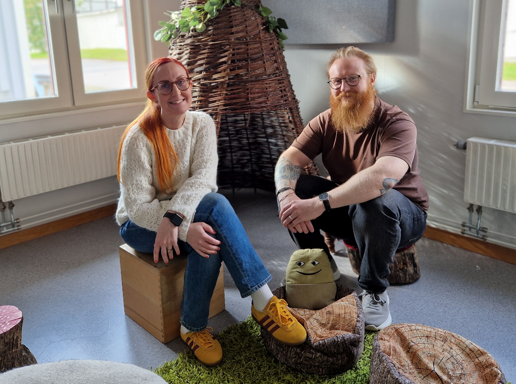 Marie och Sebastian sitter i ett lekrum.