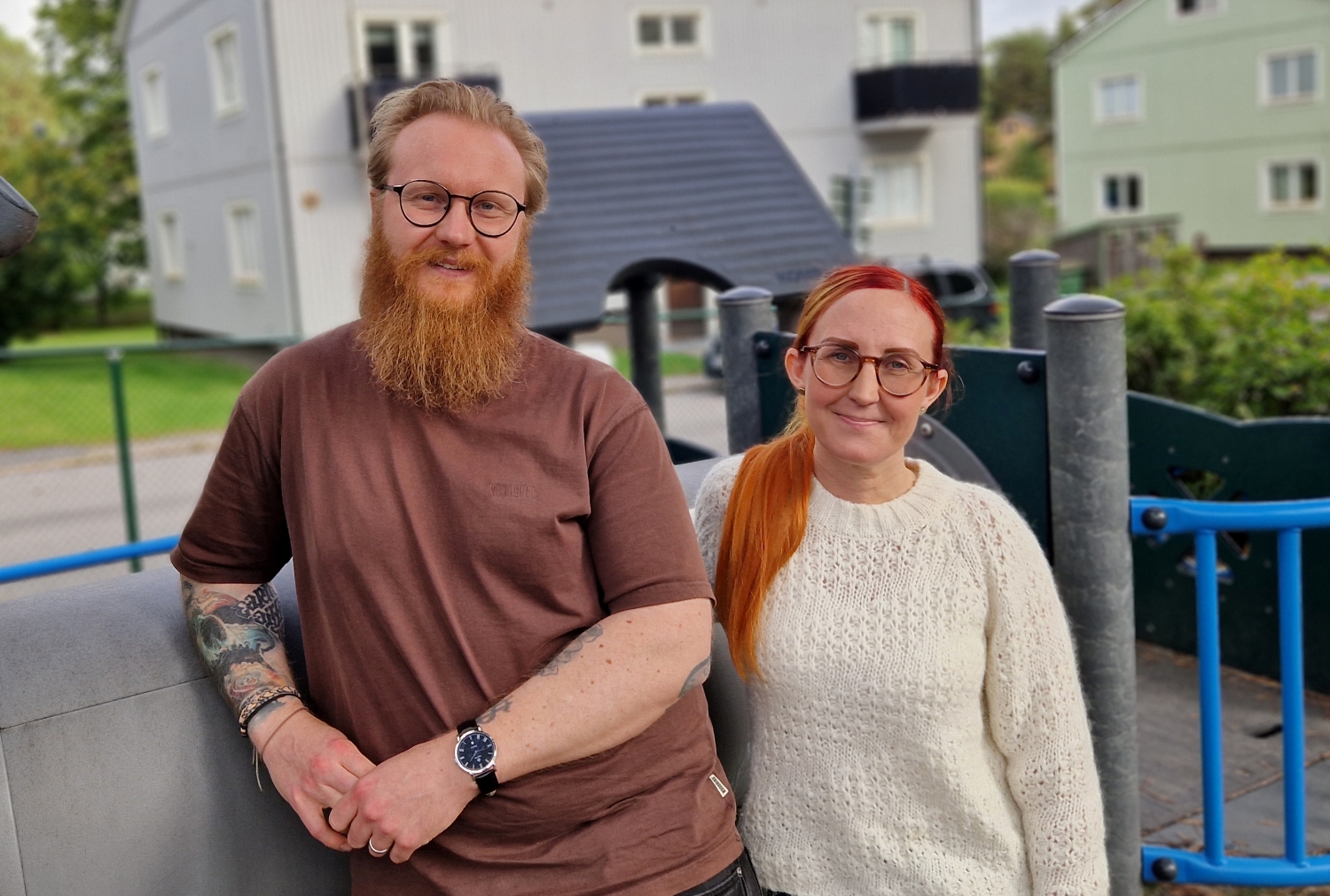 Sebastian och Marie står framför en lekpark