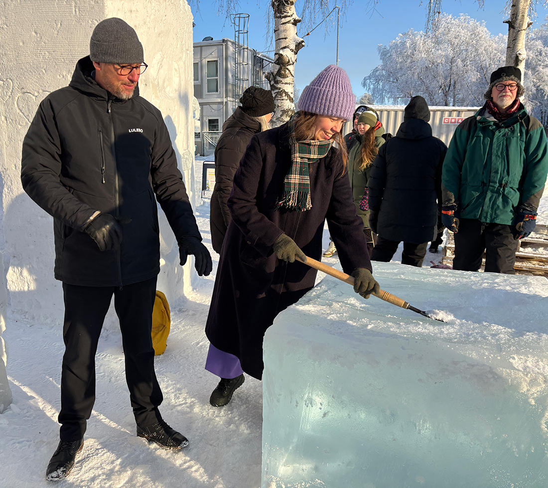 Evelina Rydeker skulpterar is.