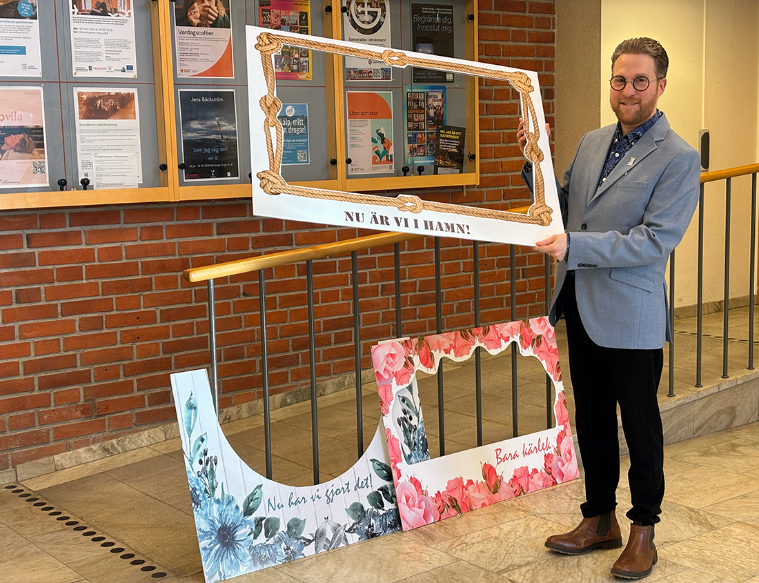 Andreas Wallgren tar hand om skyltar till fotograferingen.