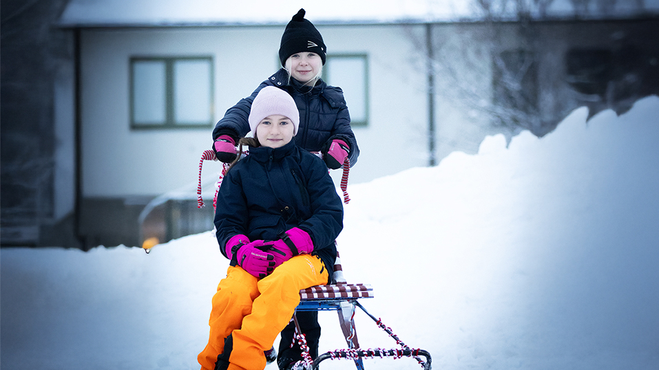 Olivia Sas 2A och Evy Löfgren 2B har arbetat tillsammans med årets polkagris-inspirerade spark. 