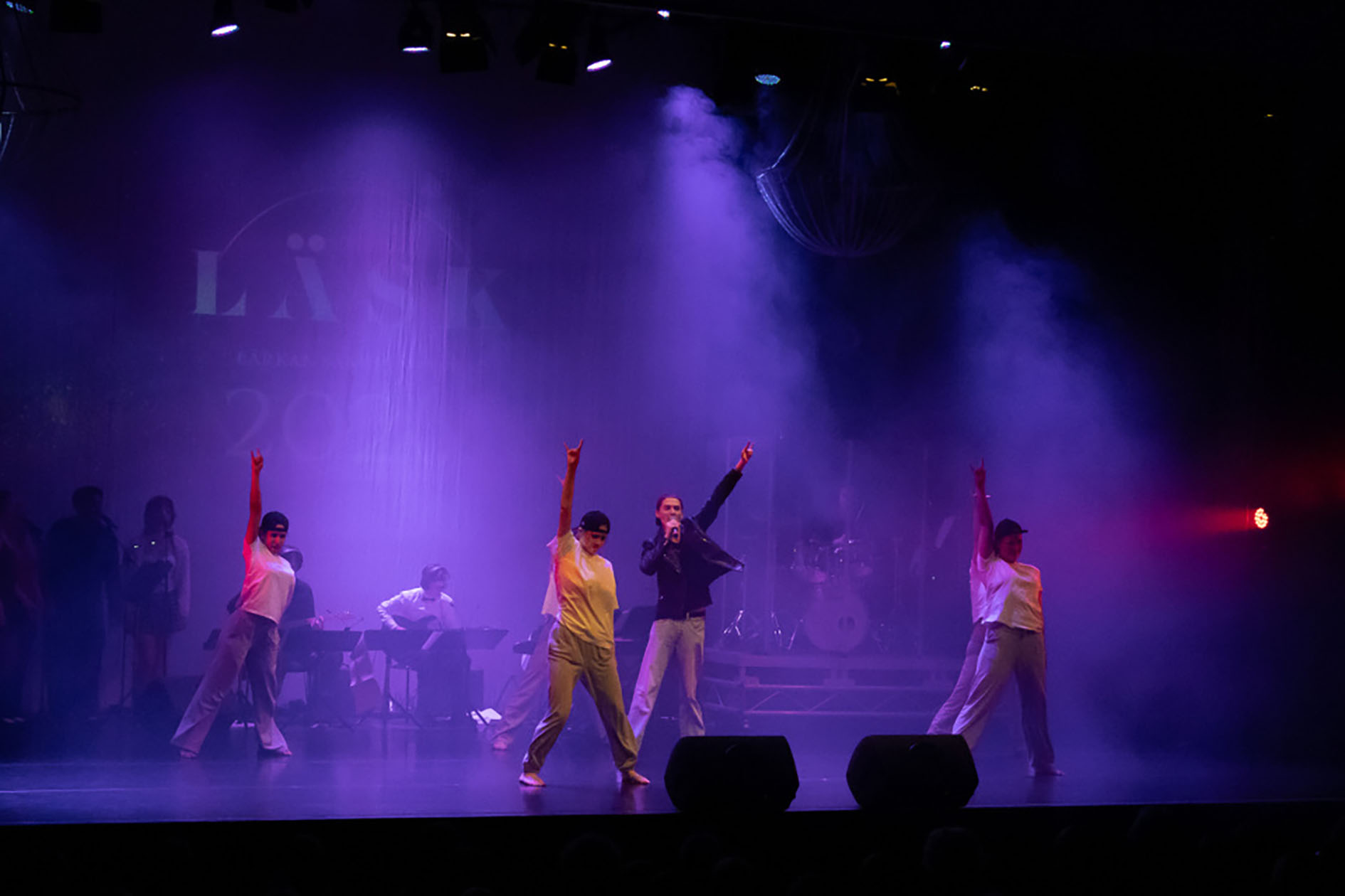 ungdomar uppträder på scen