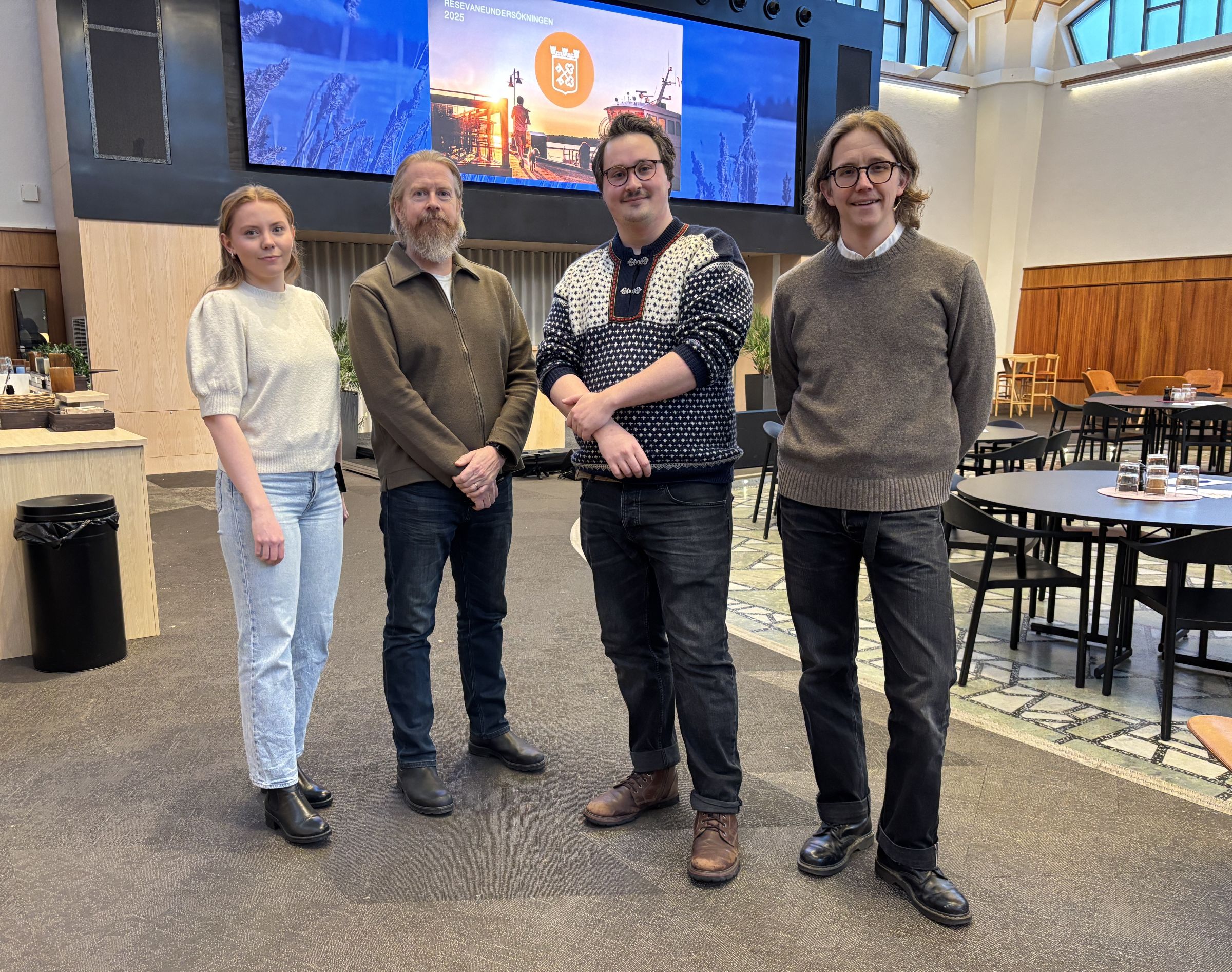 Här ses trafikingenjör Matilda Frejd, Henrik Berg, strateg för samhällsplanering vid samhällsomställningskontoret på kommunstyrelseförvaltningen, Samuel Bergsten trafikingenjör och Oskar Jaxelius från Lysio Research som genomfört själva undersökningen.