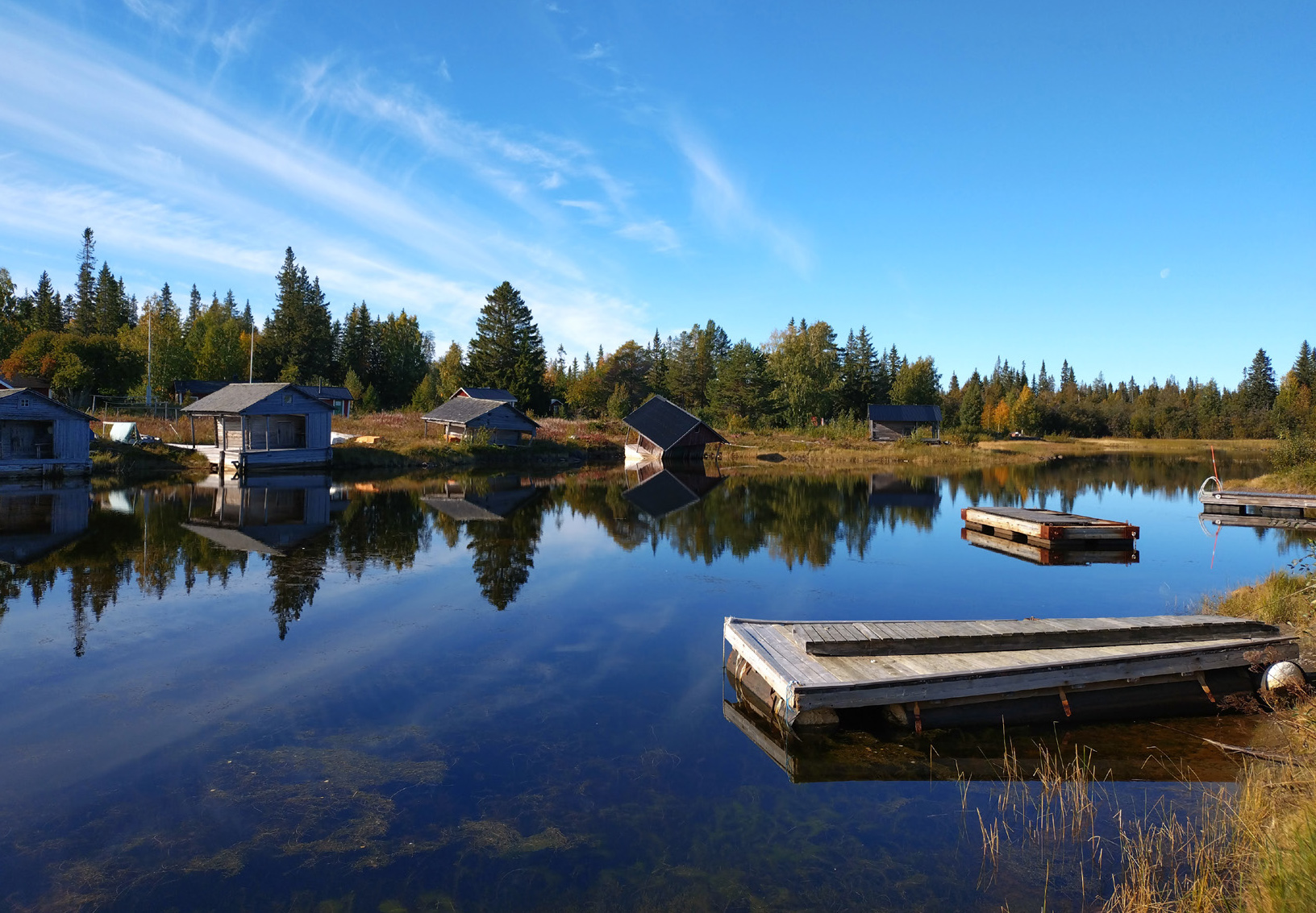 Sjöbodar på västra sidan av Kyrkviken på Småskär. Fotograf Patrik Forsgren.