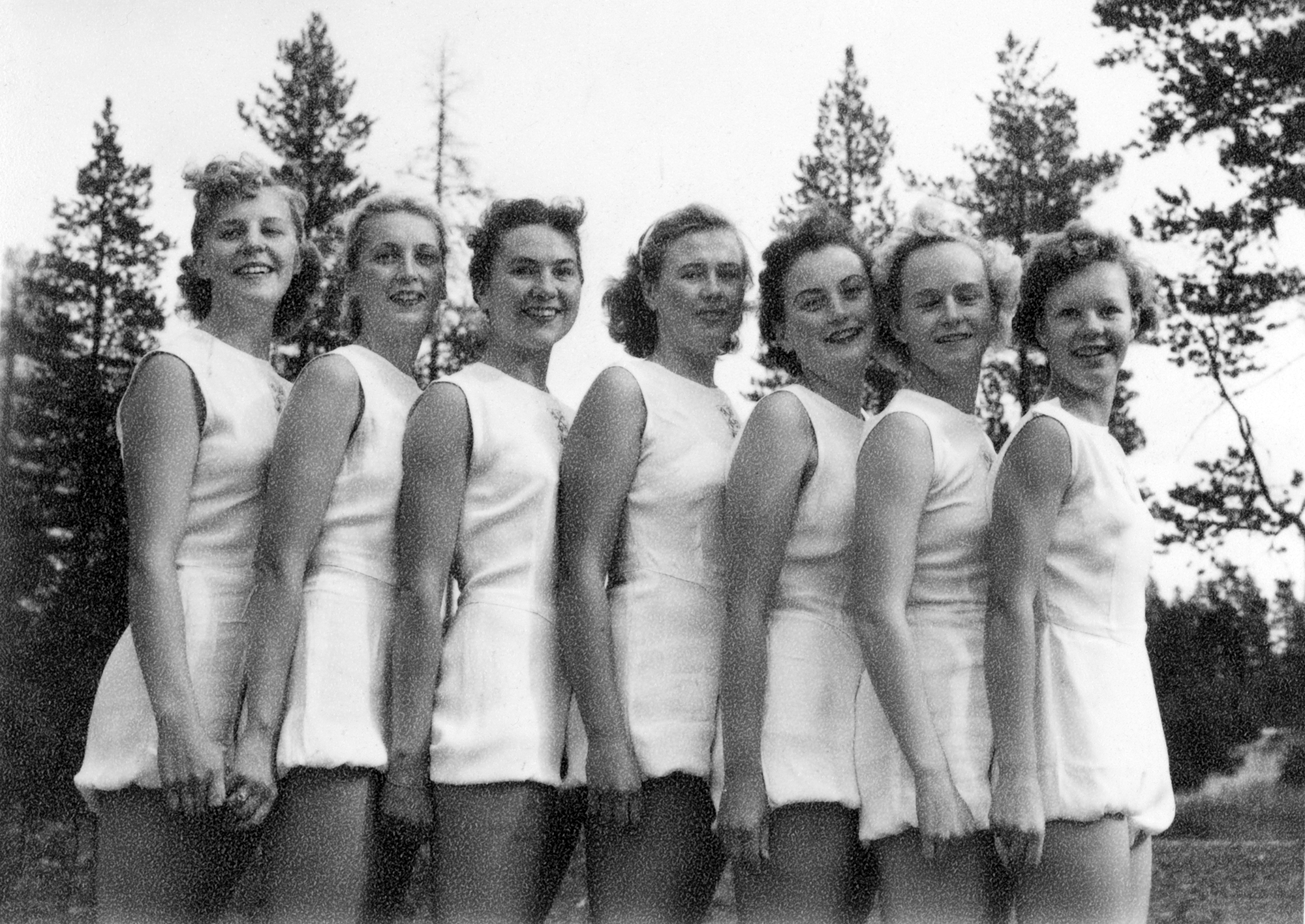 Gruppbild av kvinnliga gymnaster.