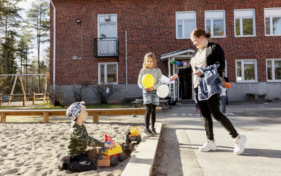 kvinna med två barn