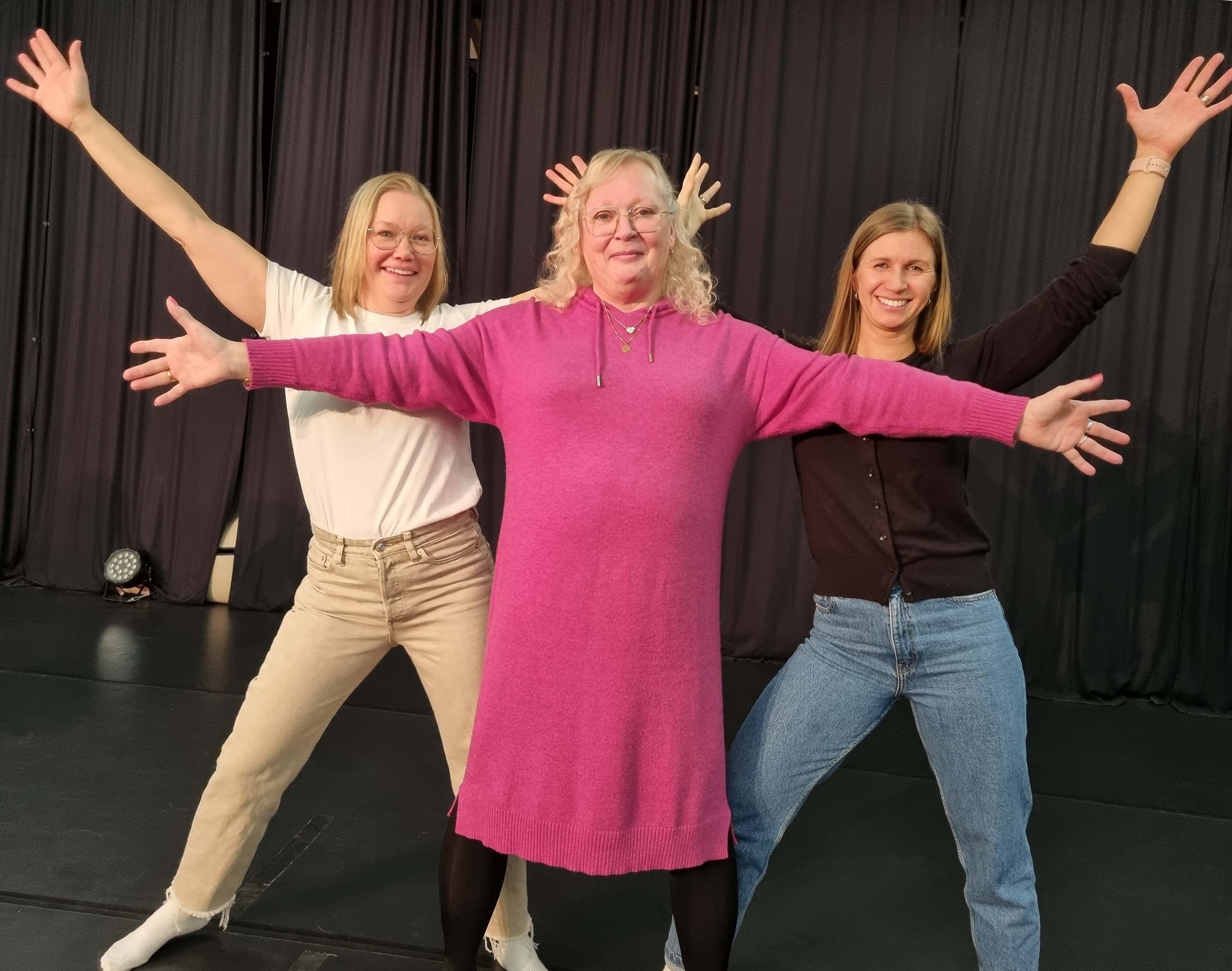 Fritidshemsutvecklaren och två pedagoger som övat på dansen med barnen.