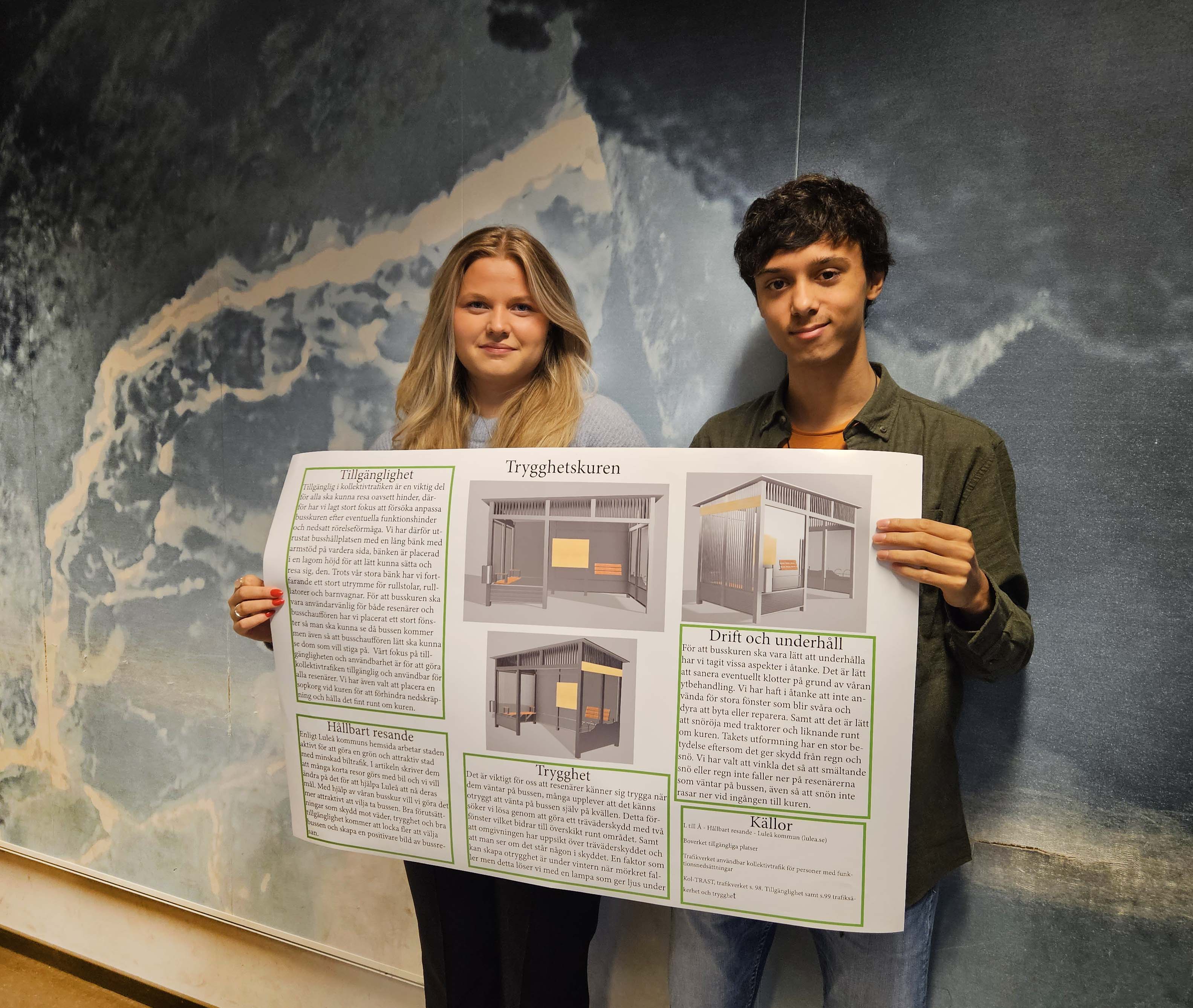 Eleverna Johan Johansson Bengtsson och Josefin Åström som designat den vinnande busskuren.