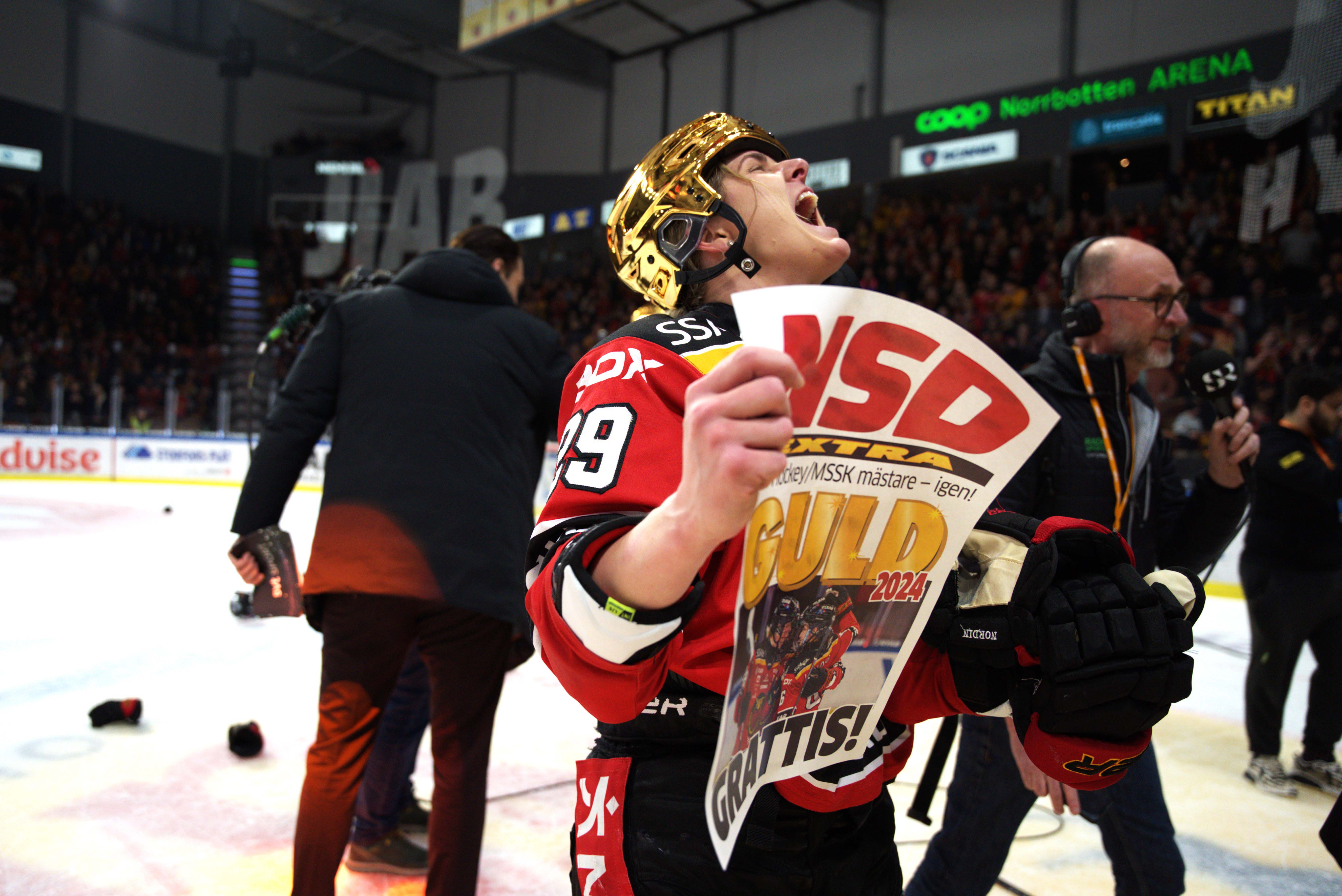 Hockeyspelare skriker av lycka.