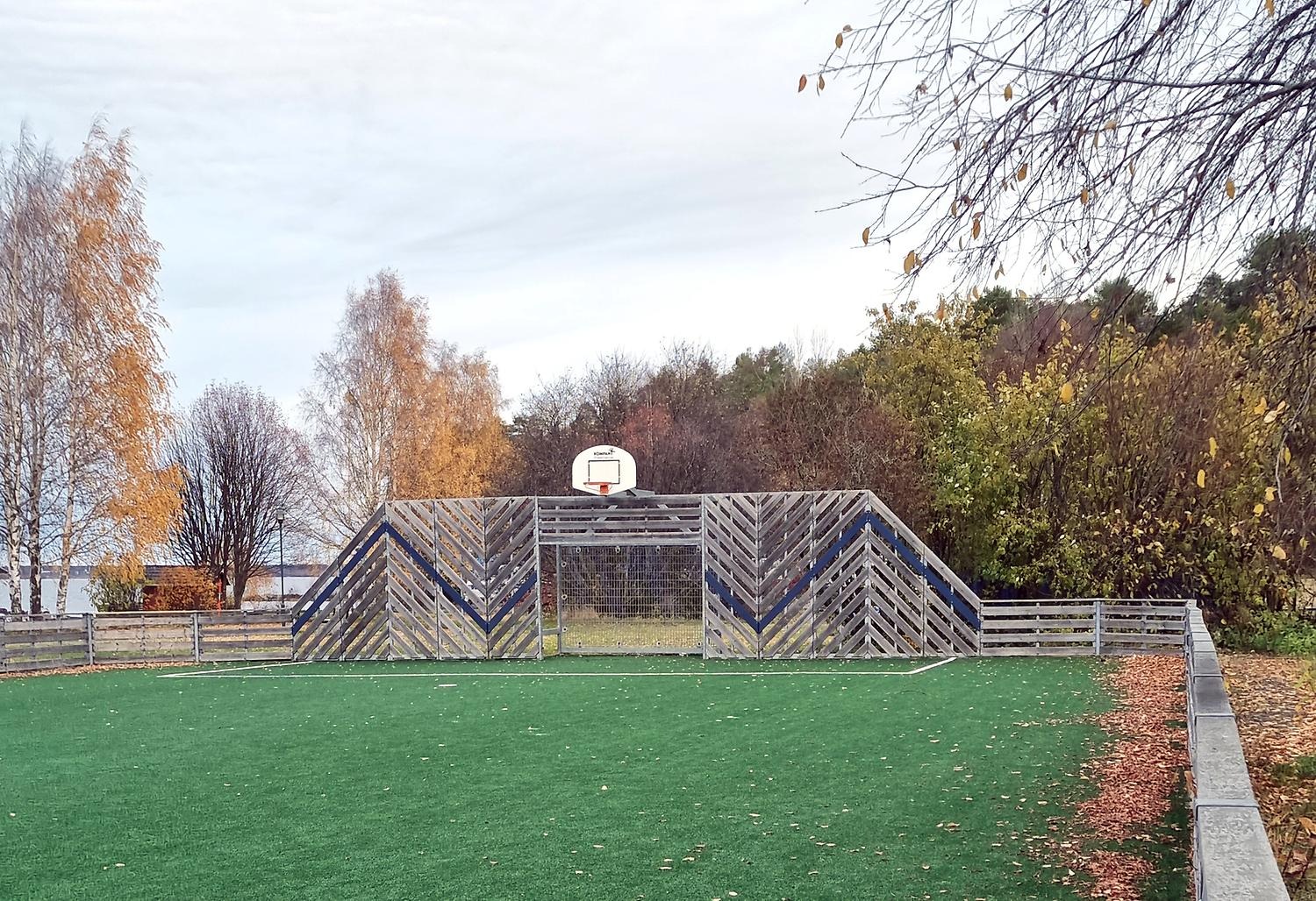 Bild som visar anläggningens kortsidor där det finns större målburar lämpliga för fotboll och basketkorgar ovanför fotbollsmålet