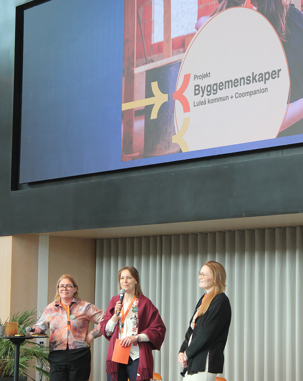Projektgruppen för arbetet med byggemenskaper, till vänster Matilda Eriksson, Sara Björklund och till höger Kristin Bergwall.