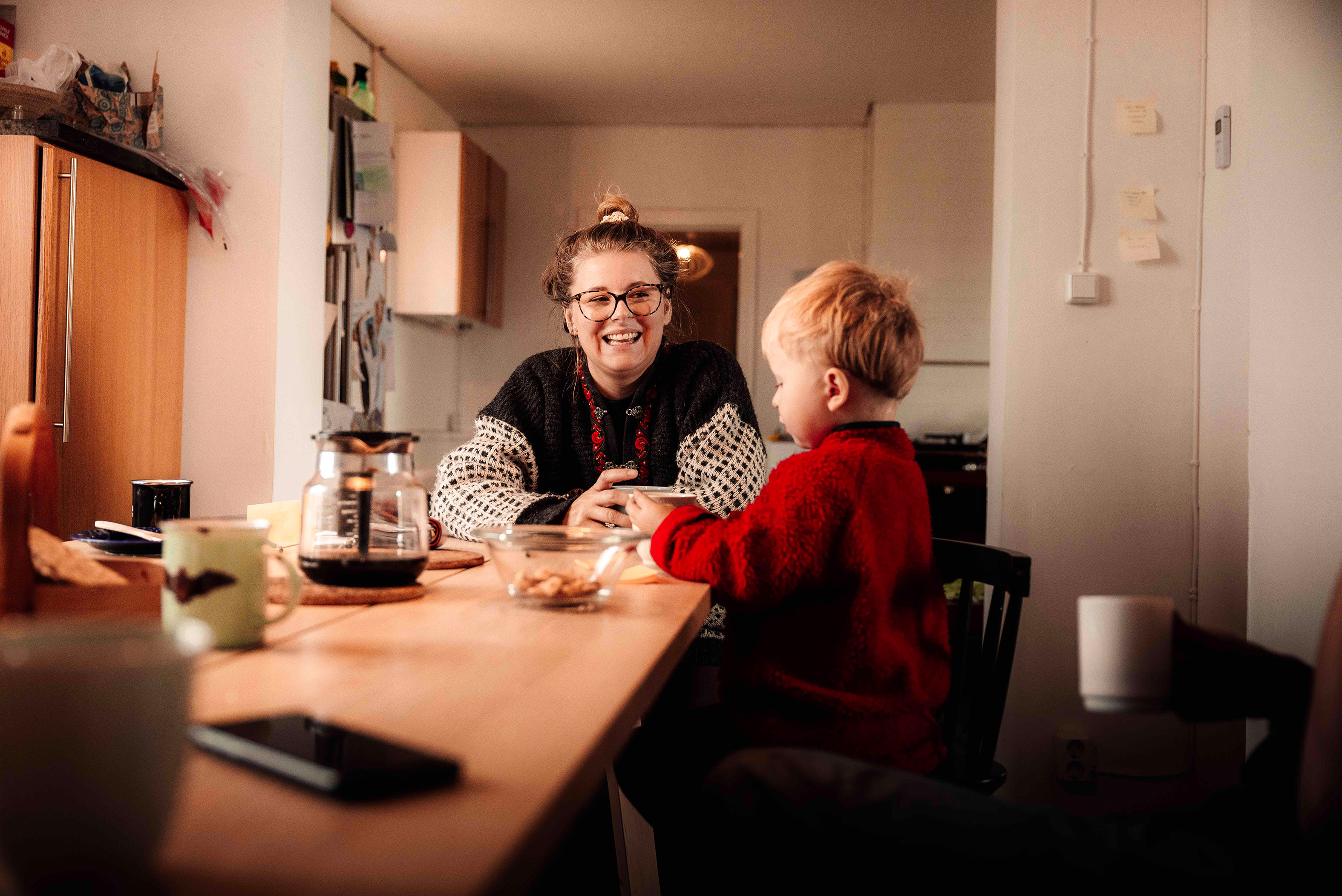 Sven och sonen Sam, tre år, sitter vid köksbordet.