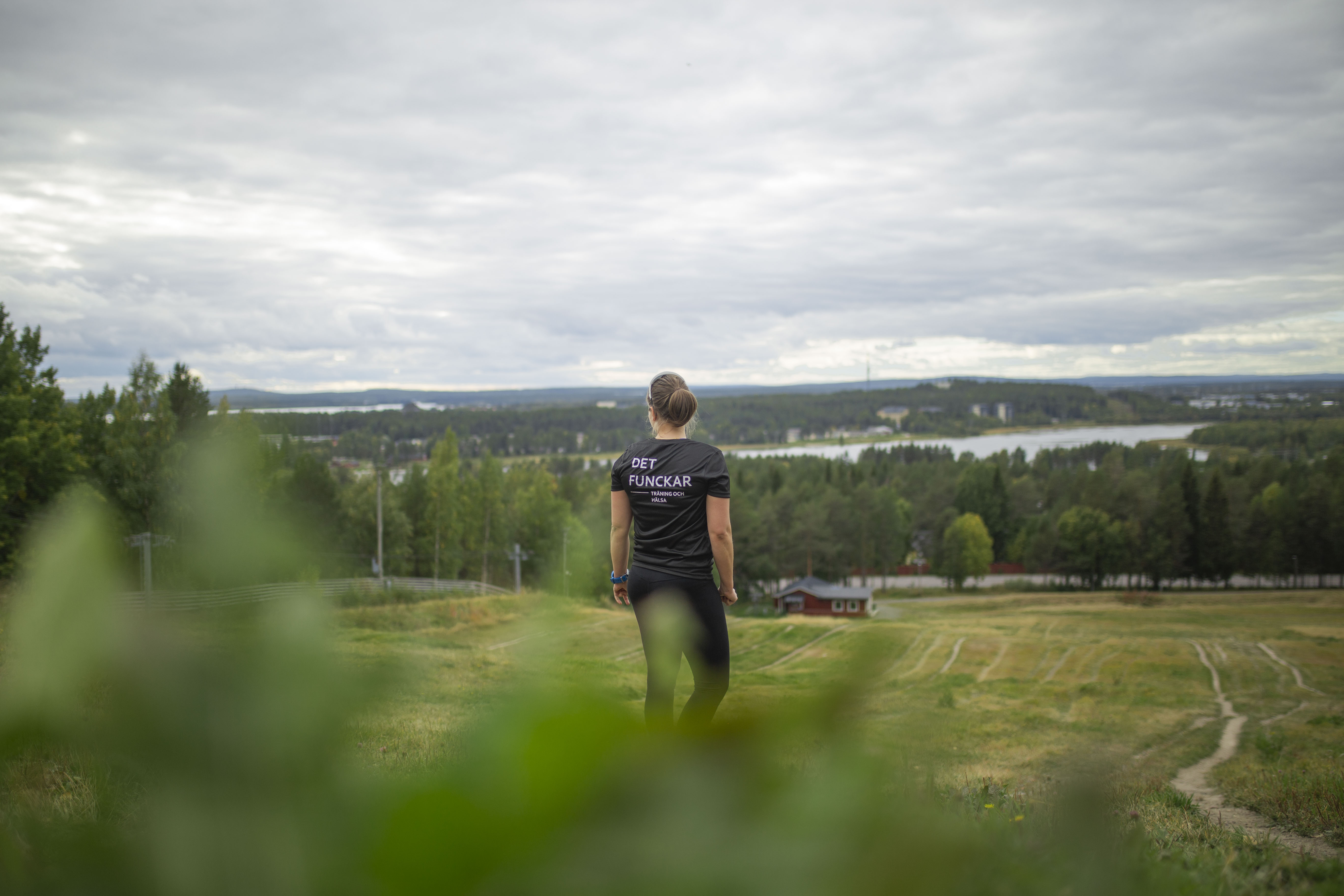 Kvinna stående på ormberget