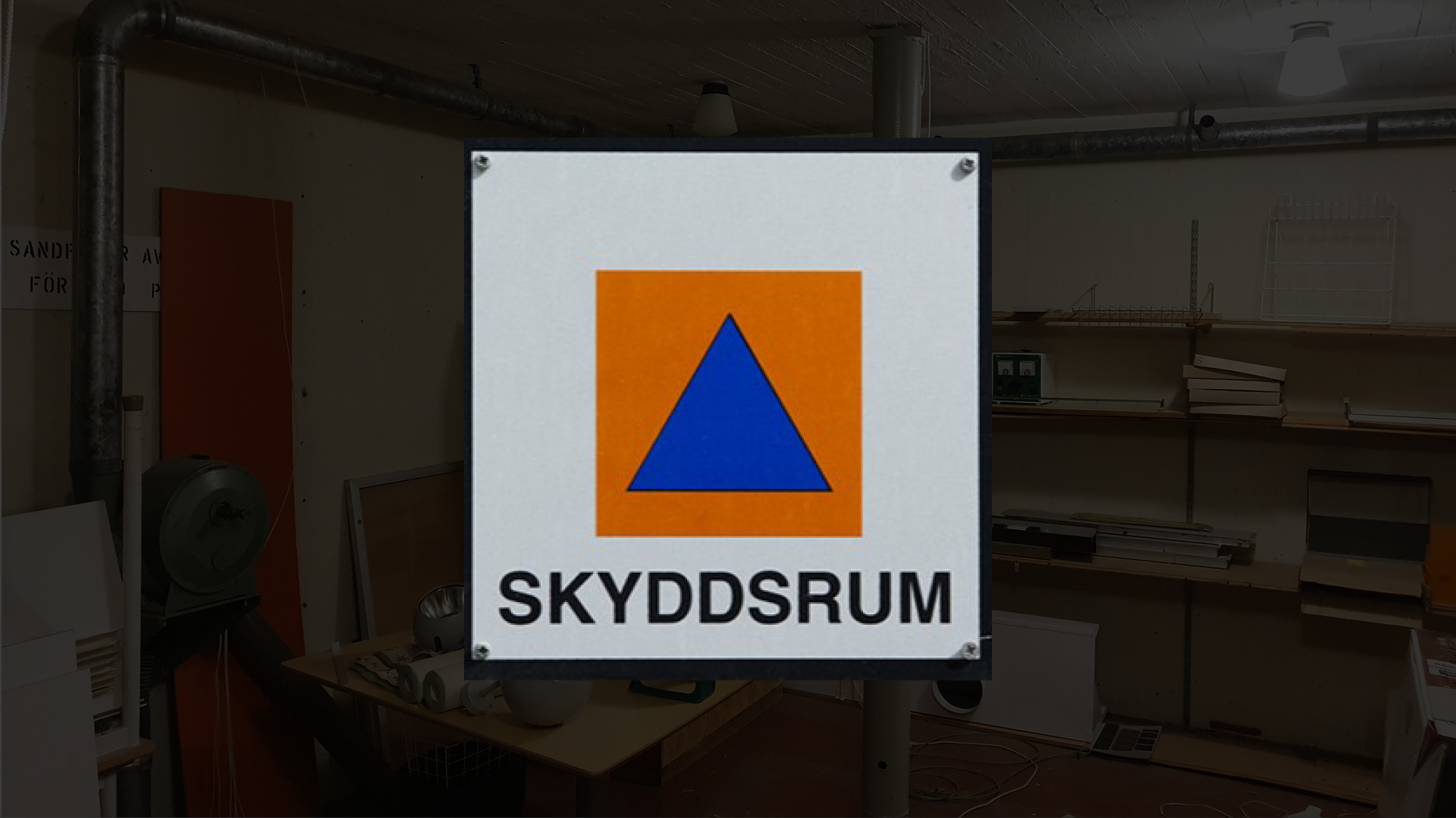 Bild på en skyddsrumsskylt, i bakgrunden bakom skylten är det en nertonad bild av ett skyddsrum. 