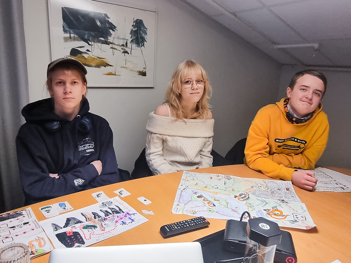 Högstadieeleverna Jooa Leino, Linnea Viitala och Ebbe Lantto har vunnit varsitt förstapris i novelltävling på finska.