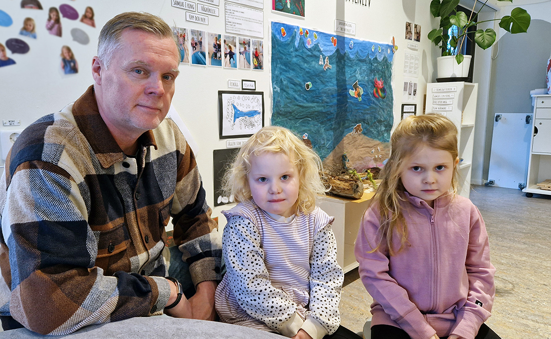 En lärare och två barn