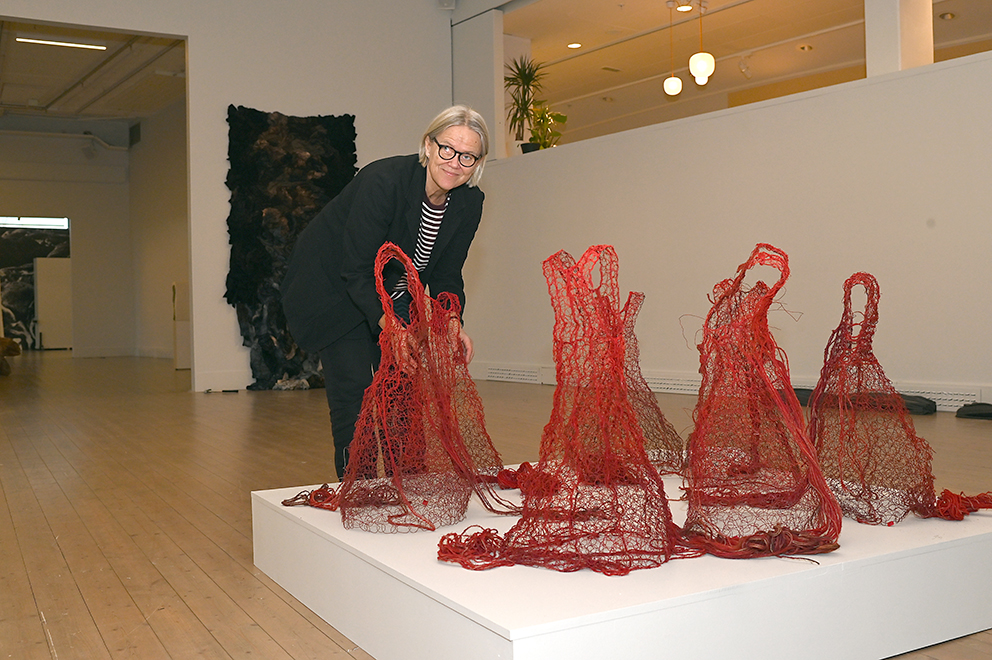 Installationen Papporna utgår från ett koncept om att synliggöra kvinnors och barns liv. Kerstin Lindström inledde arbetet med de sju flickorna av ståltråd och hampasnöre under ett residens när hon arbetade i ett fort i Lettland.