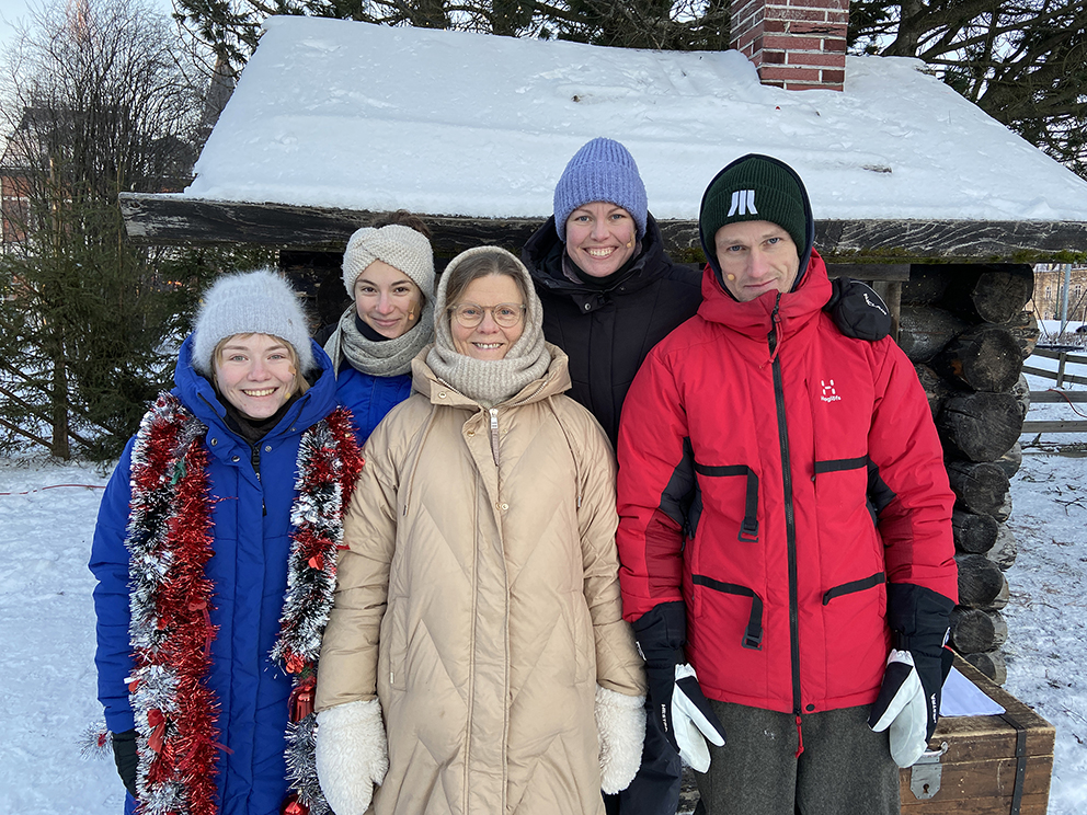 Anastasia Zaff, Lilly Sundberg, Gunilla Orvelius, Madeleine Johansson och Tobias Carlsson i Stadsparken dit tomtefamiljen snart flyttar in igen.