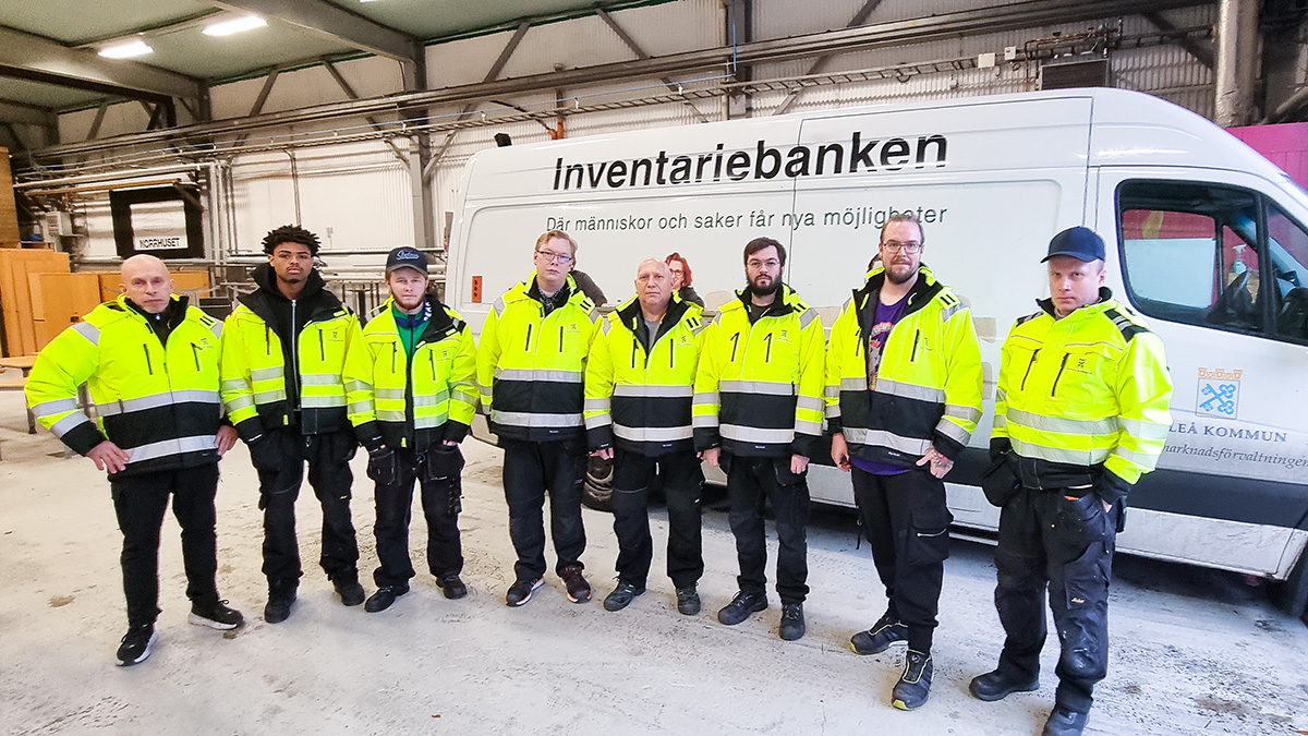 Inventariebanken flyttar till nya lokaler.  Arbetsledare Tero Kotiranta, tillsammans med Vincent Sjöblom, Kevin Eriksson, Christoffer Kangas, Gennadij  Dominchuck, Peter Olsson, Mats Mikko, Joakim Larsson 