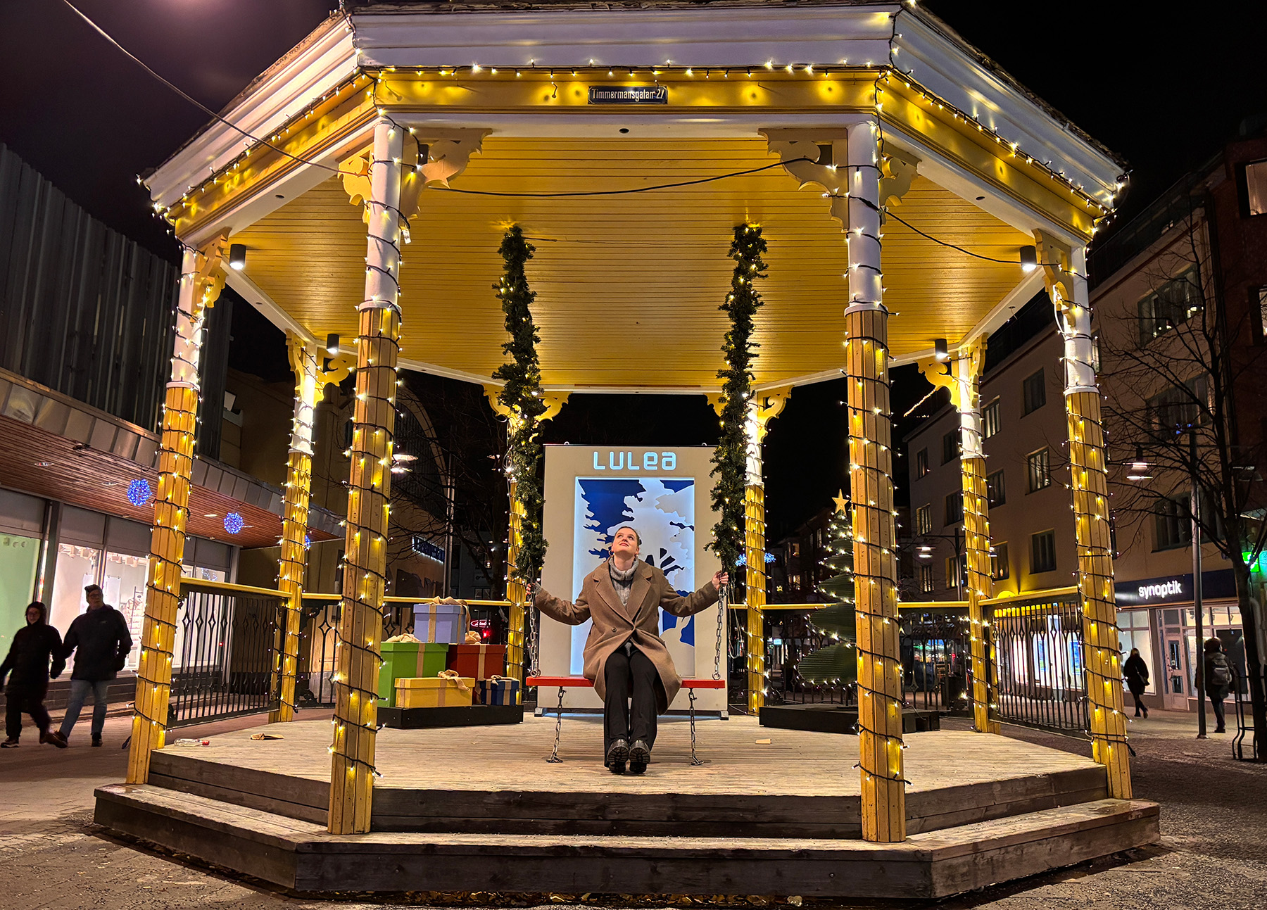 Gula paviljonen på Storgatan är dekorerad för julen.